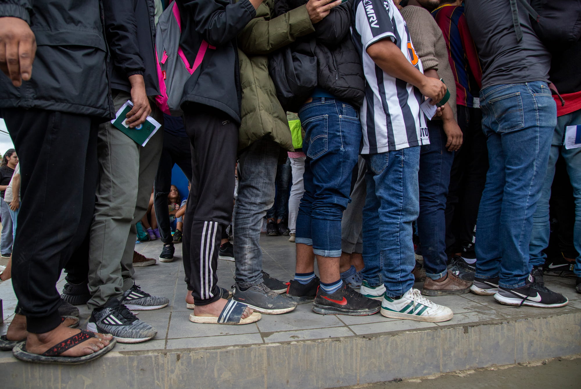 Migrantes aglomerados en la oficina del Instituto Nacional de Migración en Trojes. Son de varios países y algunos no hablan español, por lo que ordenar una fila es una tarea difícil. Foto CC / Fernando Destephen.