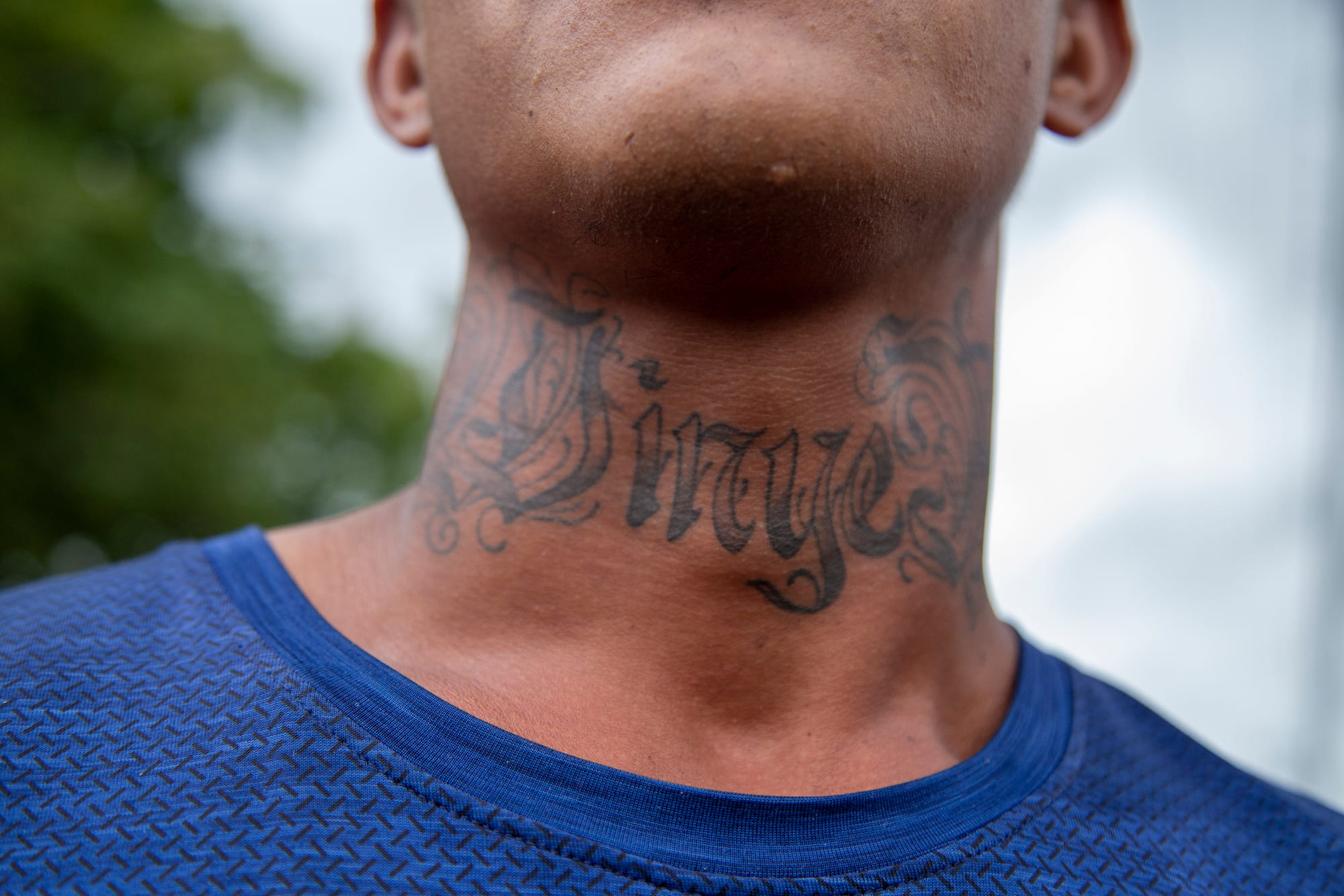 «Winyers», detalle del tatuaje en el cuello con el nombre artístico de Wilmer Plaza, un rapero venezolano que intenta llegar a los Estados Unidos. Danlí, El Paraíso. Foto CC / Fernando Destephen.