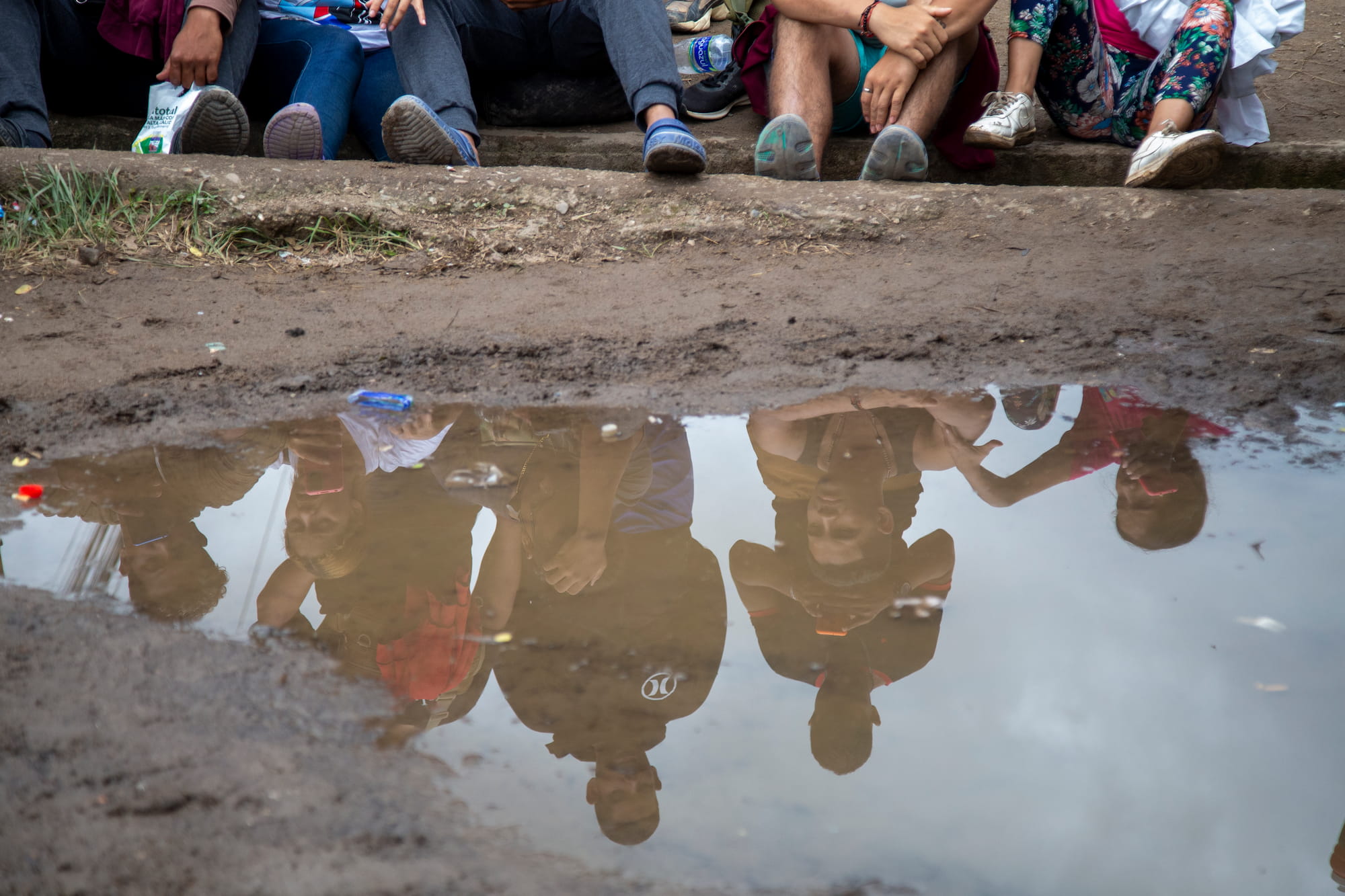 A diario cientos de migrantes esperan –a veces todo el día– hasta que les devuelvan sus documentos y les entregan el salvoconducto para seguir su ruta. Danlí, El Paraíso. Foto CC / Fernando Destephen.