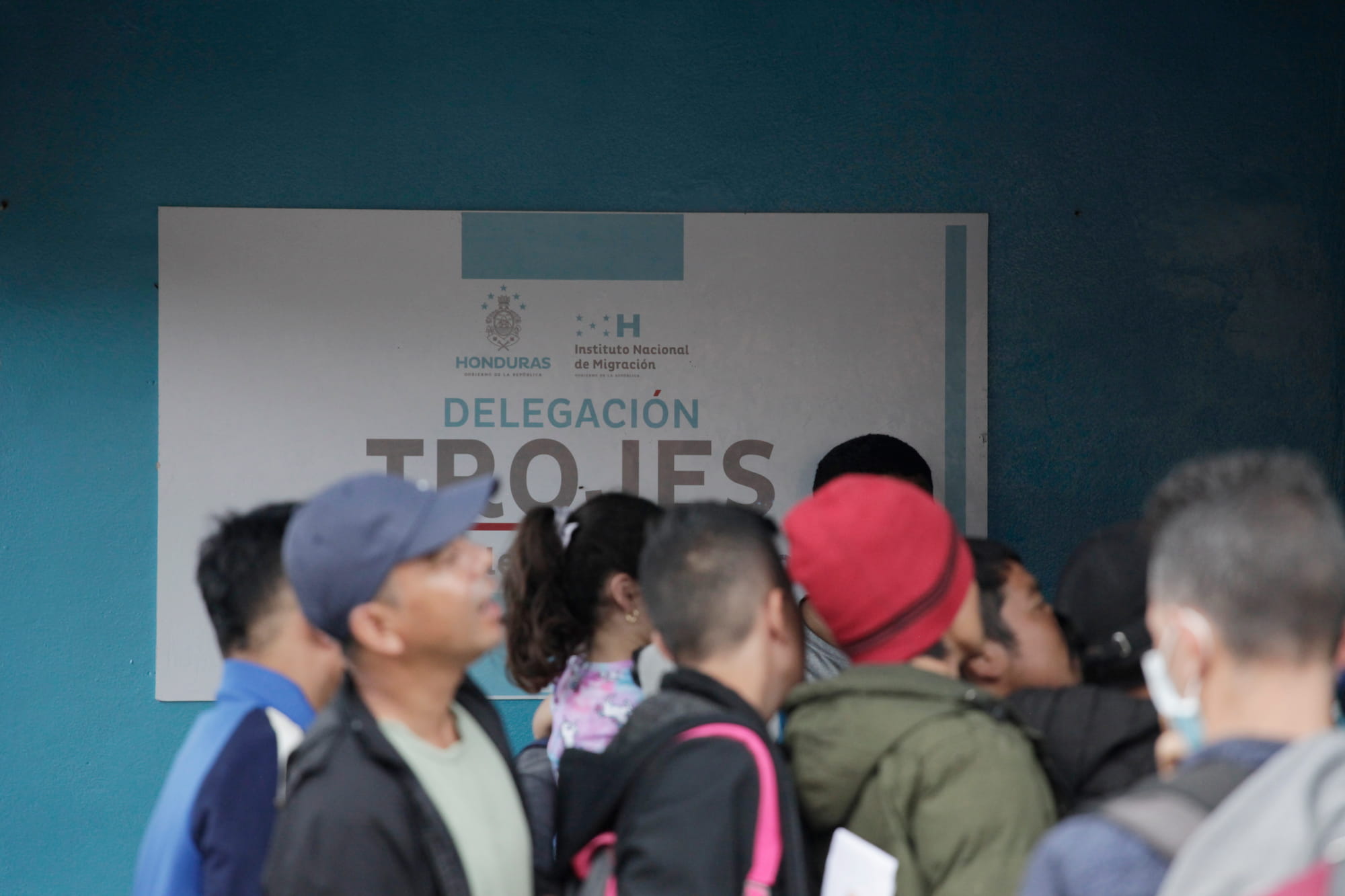 Aglomeración de personas en la oficina del Instituto Nacional de Migración en Trojes, El Paraíso. Foto CC / Fernando Destephen.