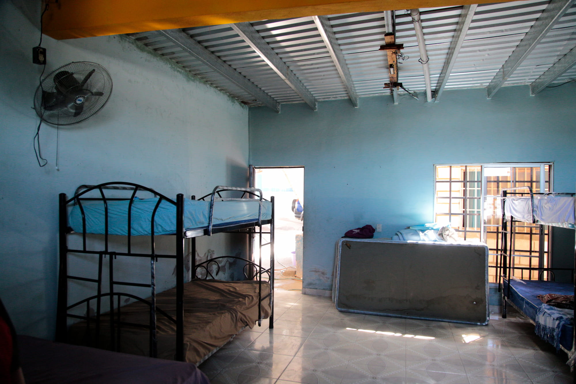 Dormitorio para mujeres en el albergue de la Iglesia en la Calle. Los migrantes que pasan las noches en este refugio deben asear sus cobijas. Foto CC/Fernando Destephen.