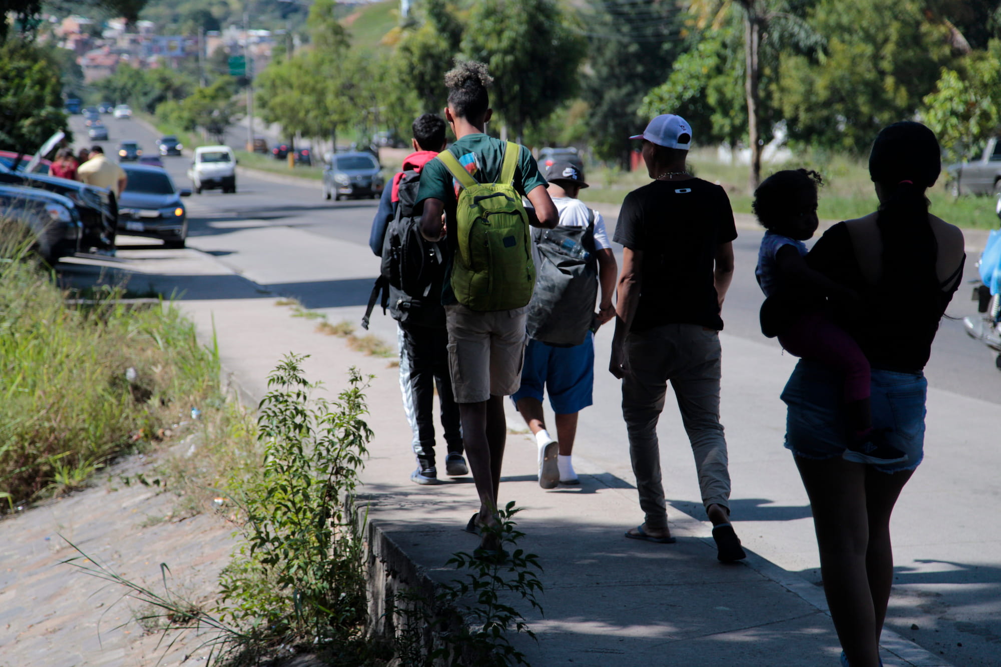 El grupo de venezolanos camina por el Anillo Periférico a la altura de las colonias Villanueva y Honduras.  Foto CC/Fernando Destephen.