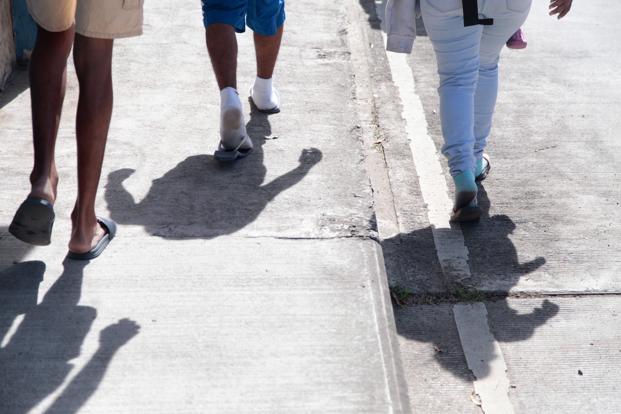 Calzado suave o sandalias para hacer más fácil el recorrido que se hace de acuerdo con lo que van viendo porque ninguno conoce la ciudad.  Foto CC/Fernando Destephen.