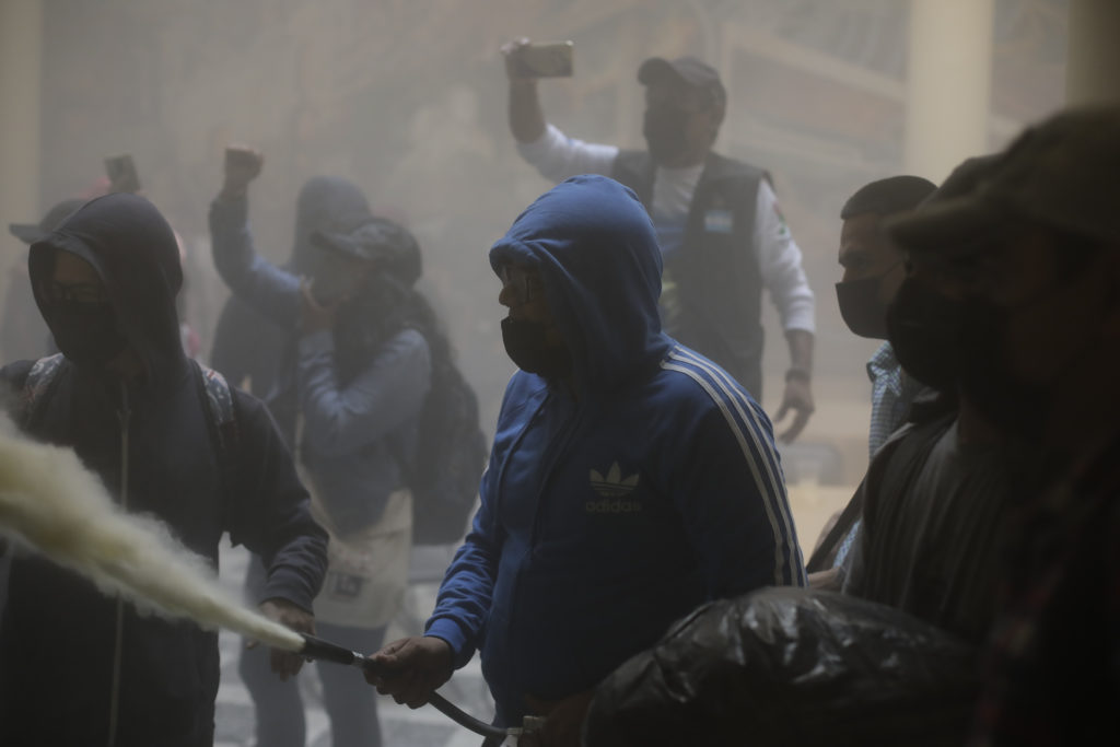Estudiante de la Universidad Nacional Autónoma de Honduras rocía gas extintor a modo de protesta dentro del Centro de Arte y Cultura. FotoCC/ Jorge Cabrera