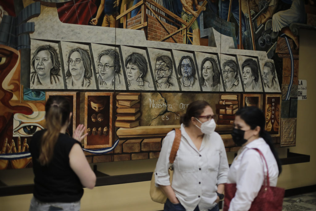 Mural del Centro de Arte y Cultura con el rostro de Julieta Castellanos, exrectora de la Universidad Nacional Autónoma de Honduras, cubierto de grafiti. FotoCC/ Jorge Cabrera