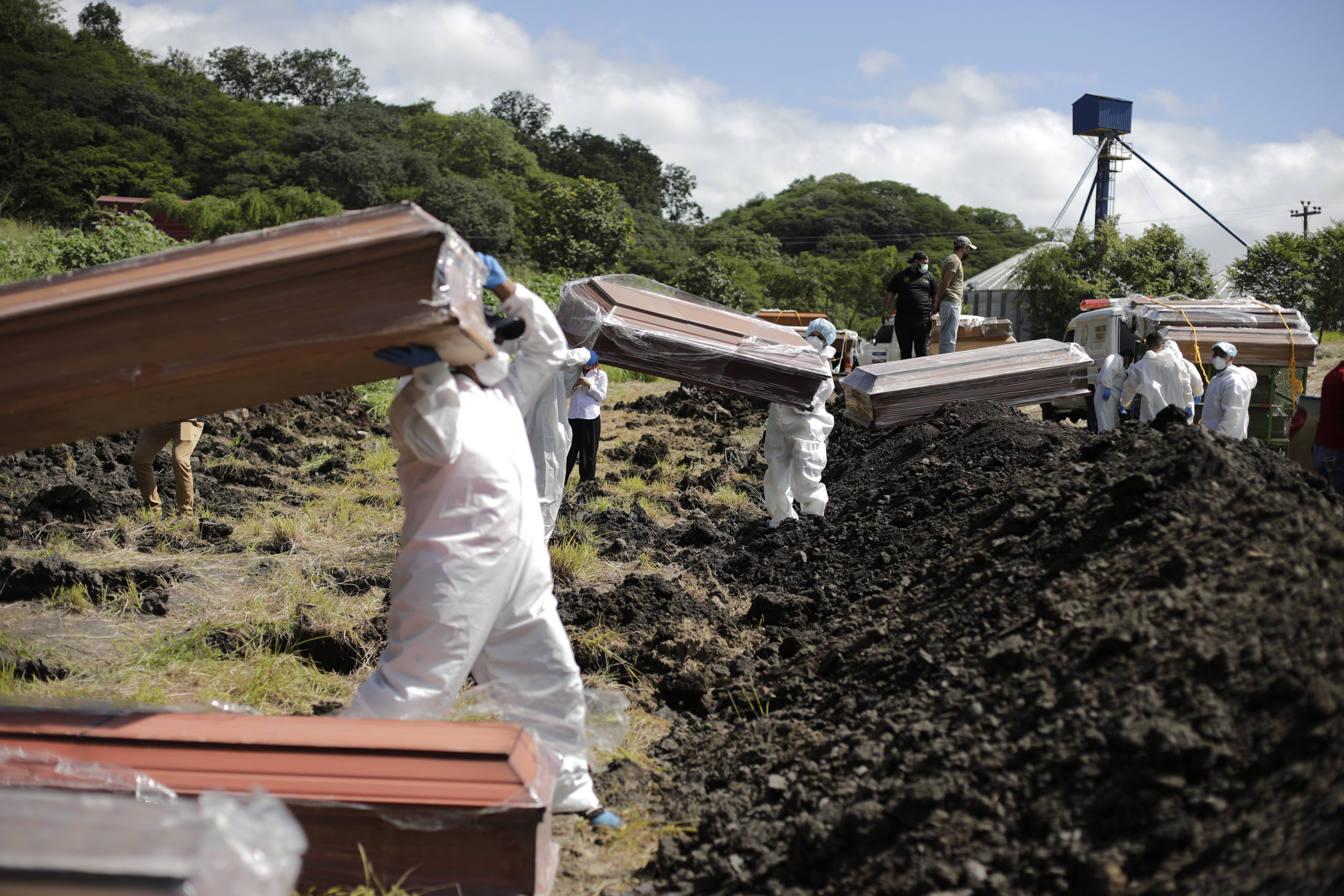Miembros de Medicina Forense preparan los ataúdes para poder enterrar al menos 40 cadáveres que no fueron retirados. Foto CC/Jorge Cabrera