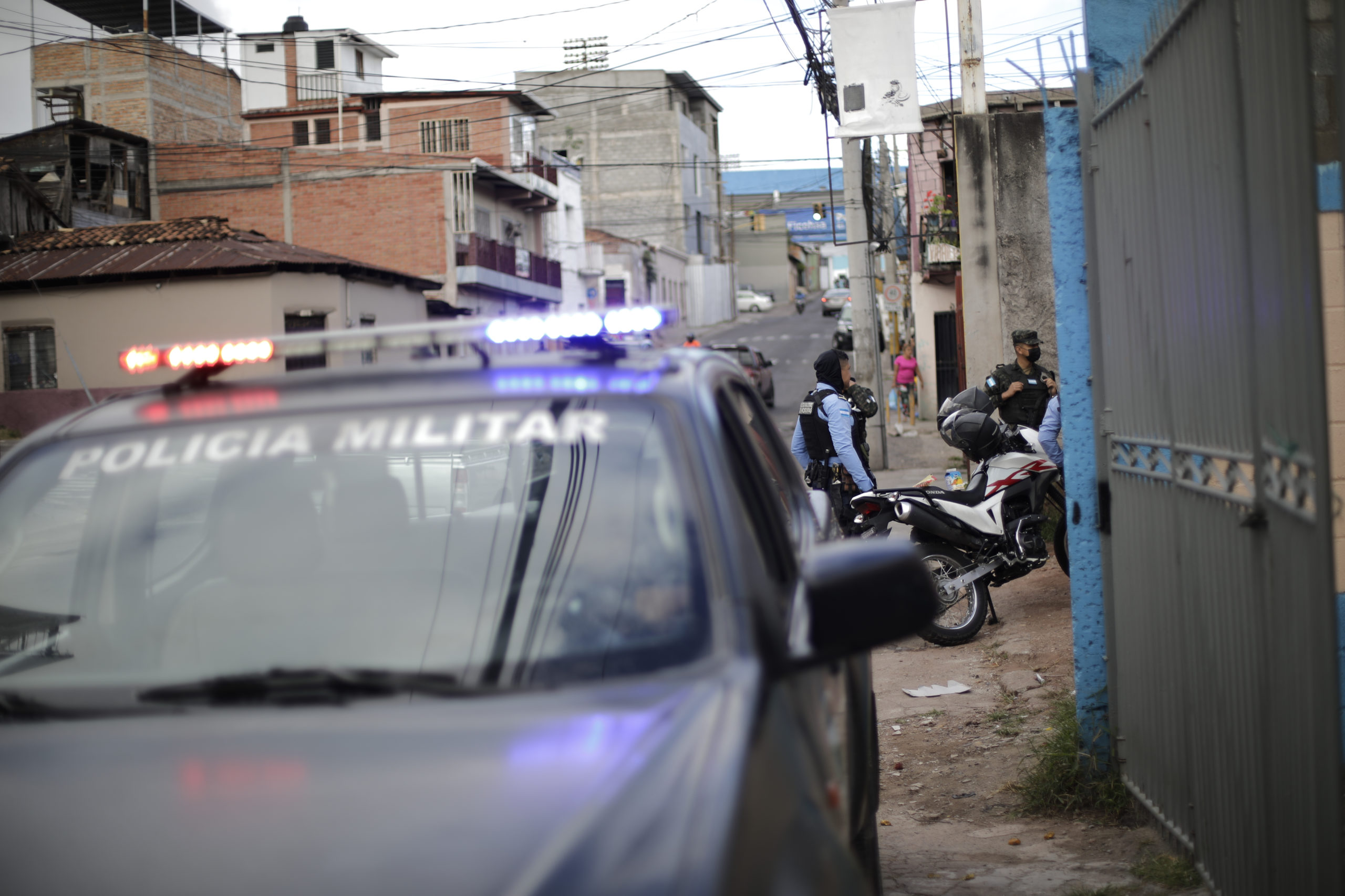 Miembros de la Policía Militar y Policía Nacional resguardan la escena del crimen donde fue encontrado el cuerpo de una persona encostalada. Foto CC/Jorge Cabrera