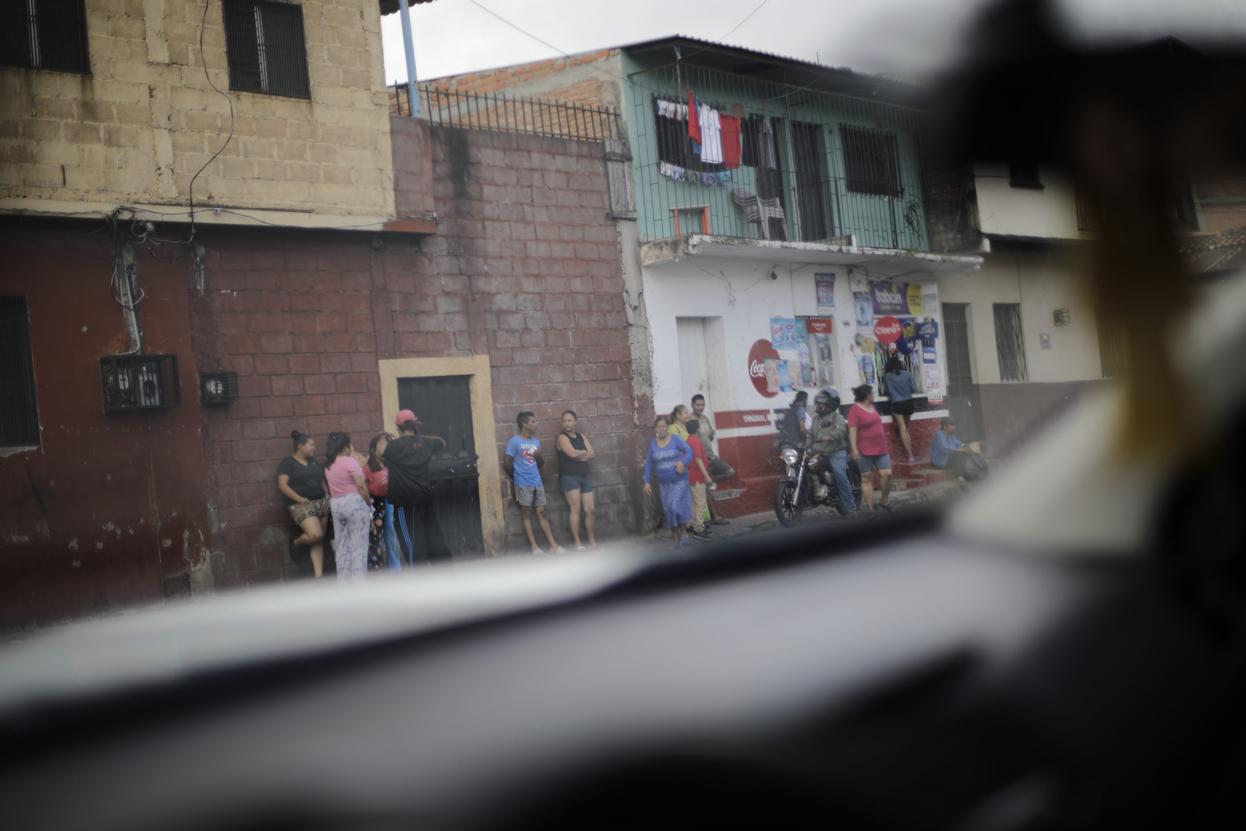 Habitantes de la zona del barrio Morazán observan la escena de un crimen donde fue encontrado el cuerpo de una persona desconocida. Foto CC/Jorge Cabrera