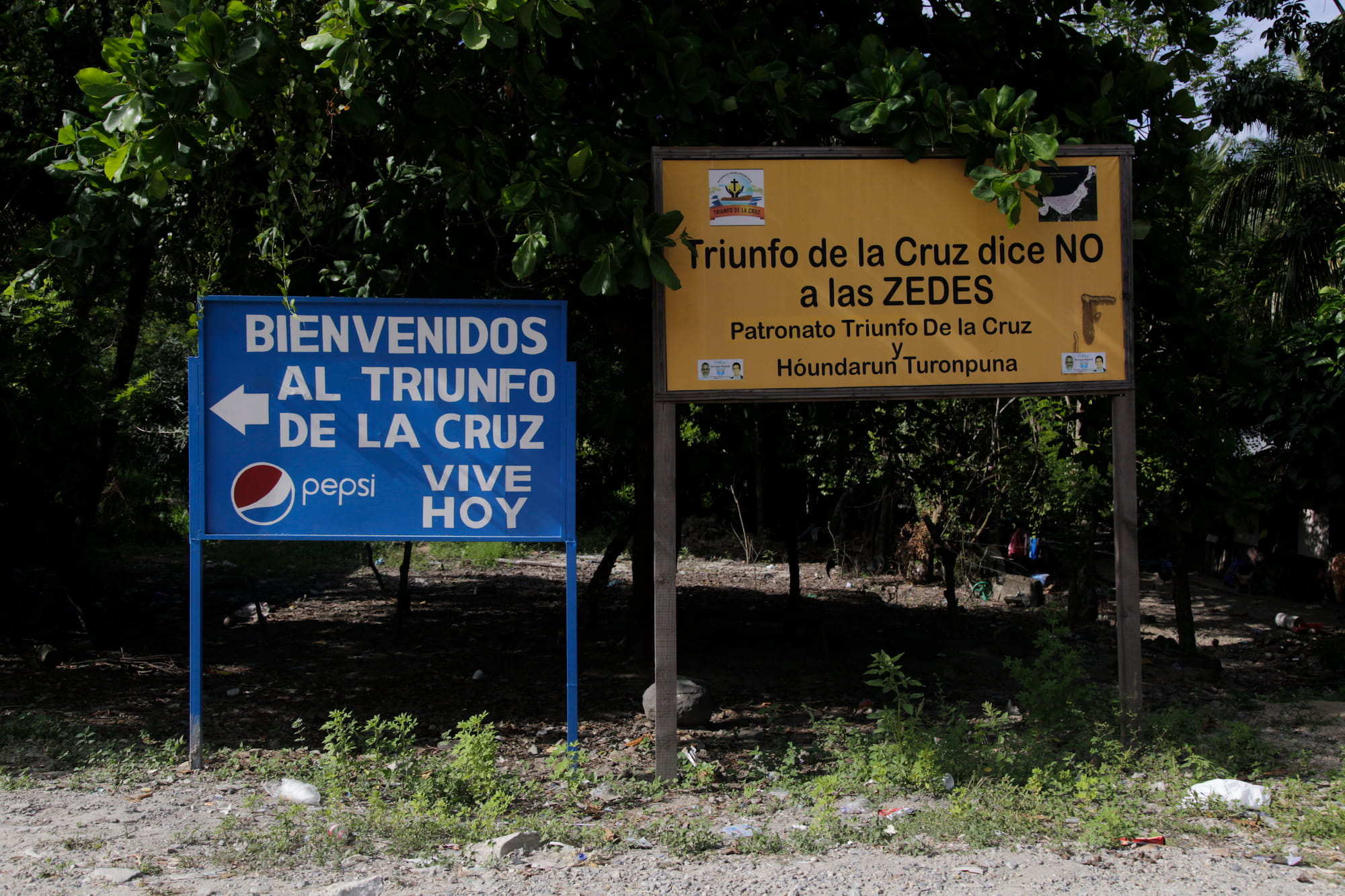 Rótulo en contra de las Zonas de Empleo y Desarrollo Económico (ZEDE) ubicado en la entrada de la comunidad garífuna Triunfo de la Cruz