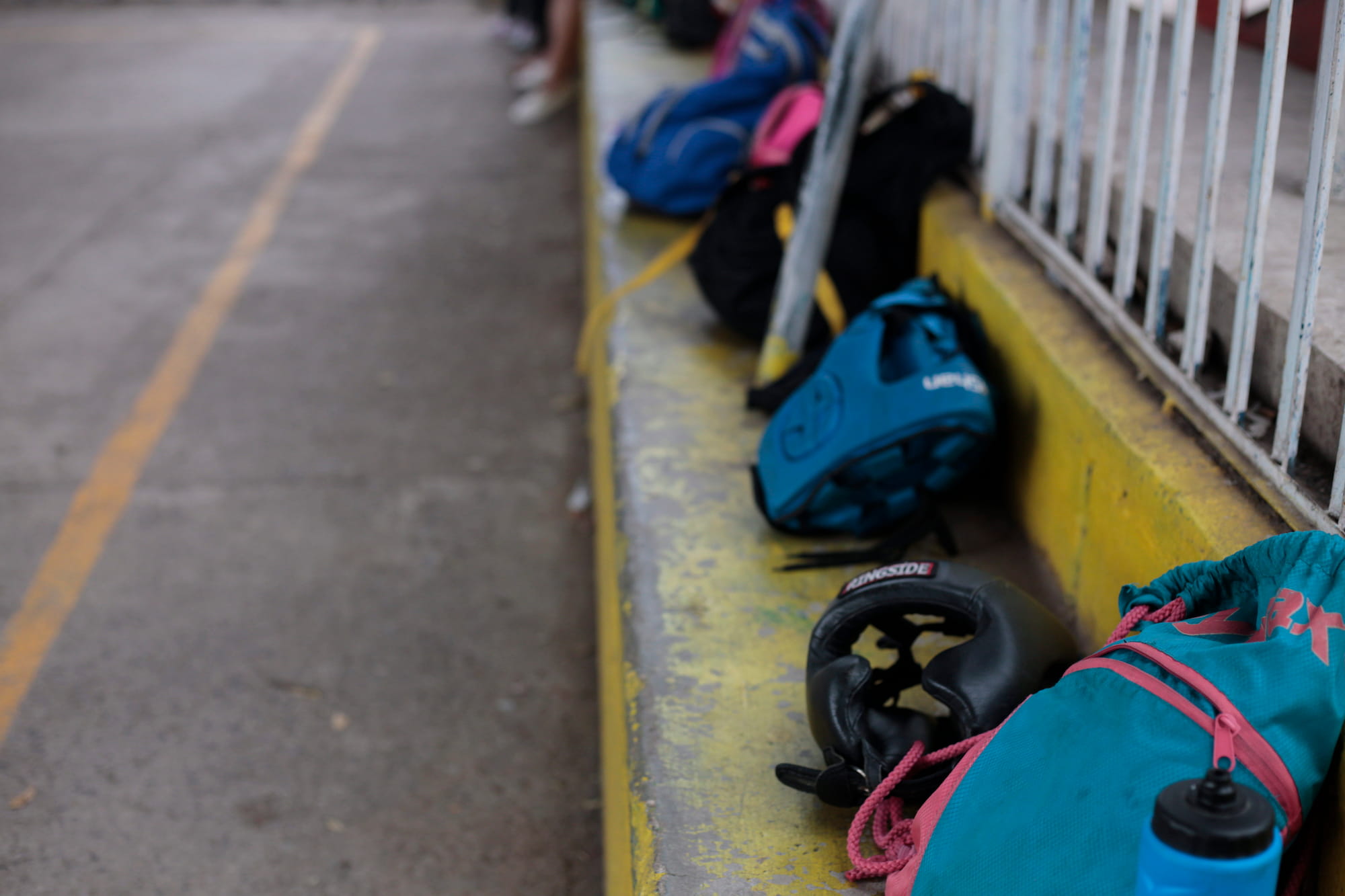 Cada niña y niño tiene su propio equipo de protección y guantes. Foto CC/Fernando Destephen.
