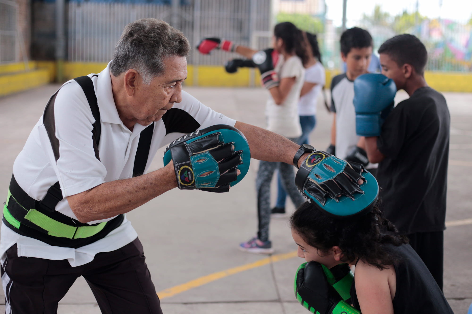 El entrenador René González durante una práctica de boxeo. Foto CC/Fernando Destephen.