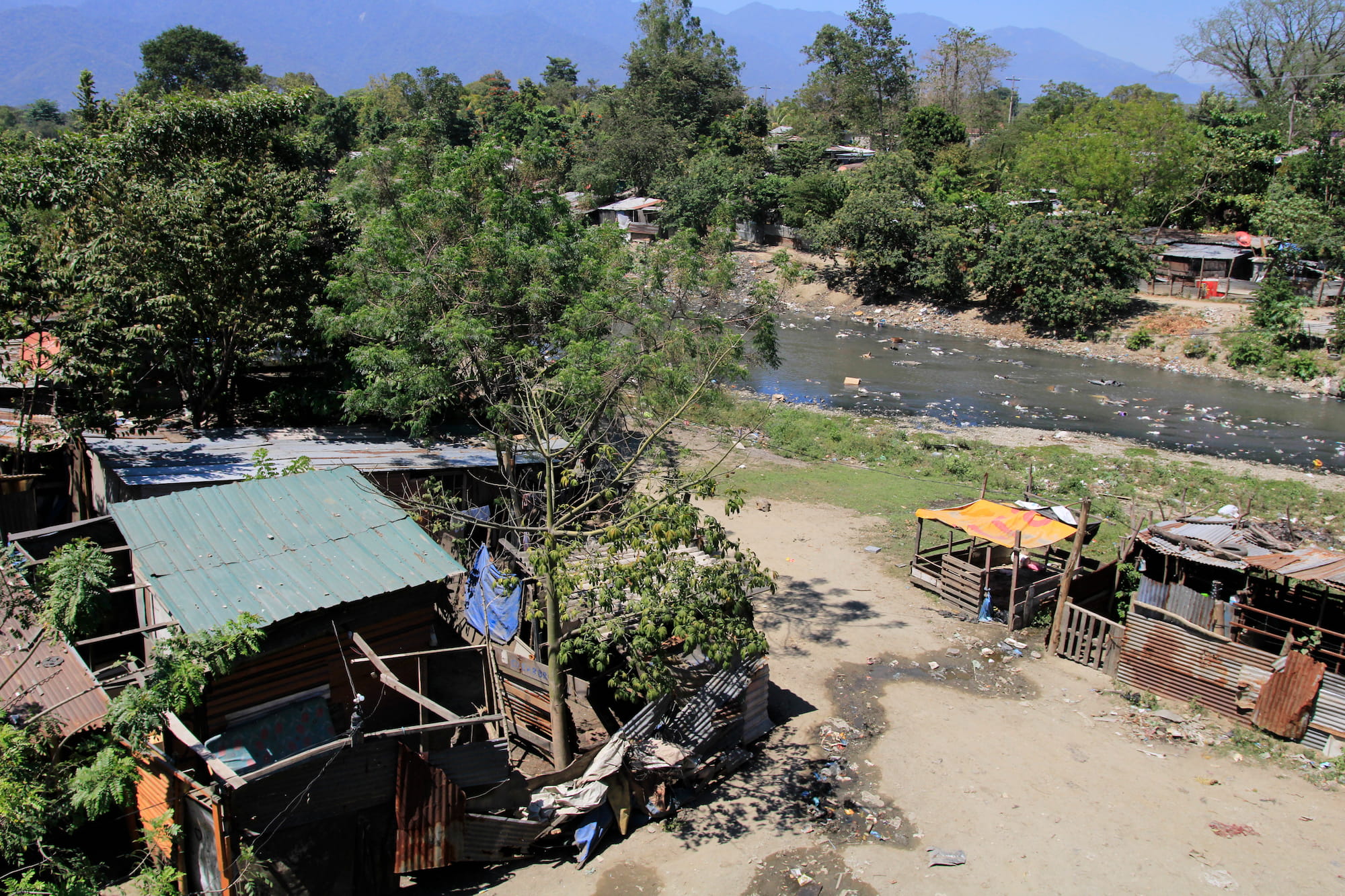 Las aguas contaminadas del río Bermejo separan el bordo Esquipulas y el bordo Pueblo Nuevo en San Pedro Sula. Foto CC/Amílcar Izaguirre
