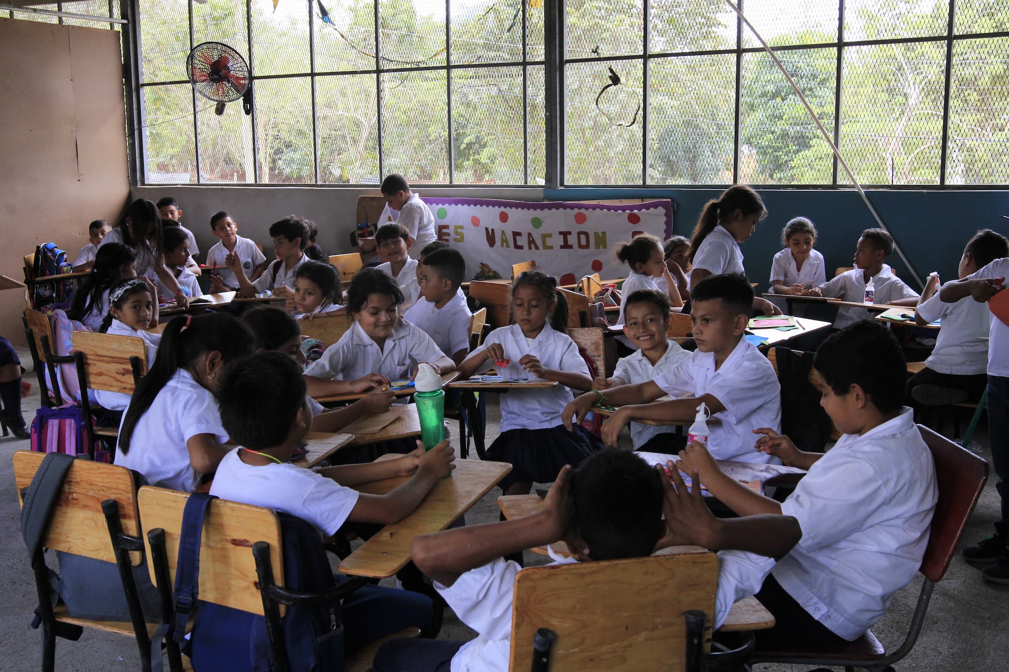 Estudiantes de la escuela Yaudet Burbara (diputado nacionalista y empresario) en El Carmen realizan manualidades . Foto CC/Amilcar Izaguirre