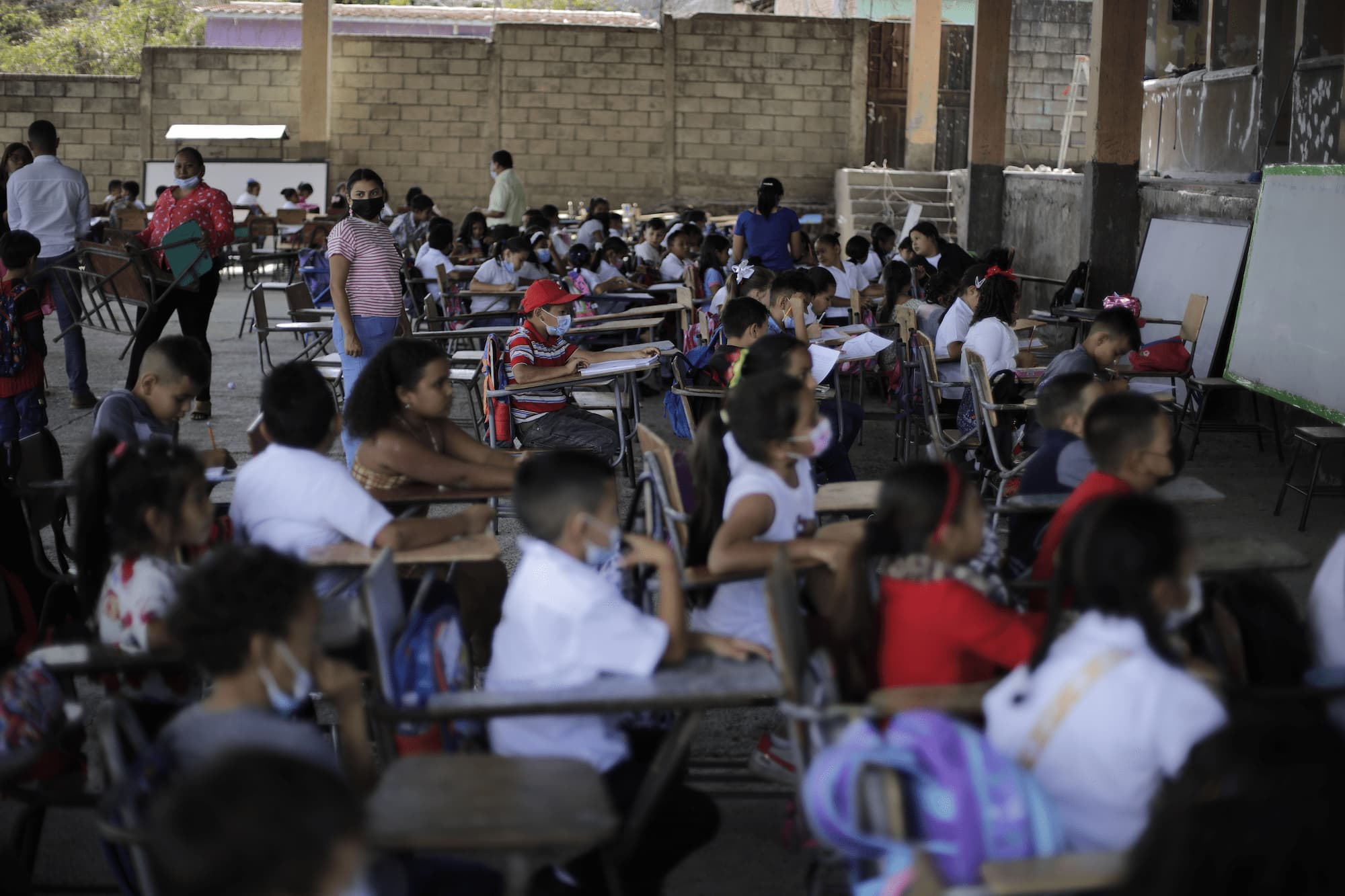 Por falta de aulas, los estudiantes reciben clases en canchas de fútbol sala. Foto CC/Jorge Cabrera