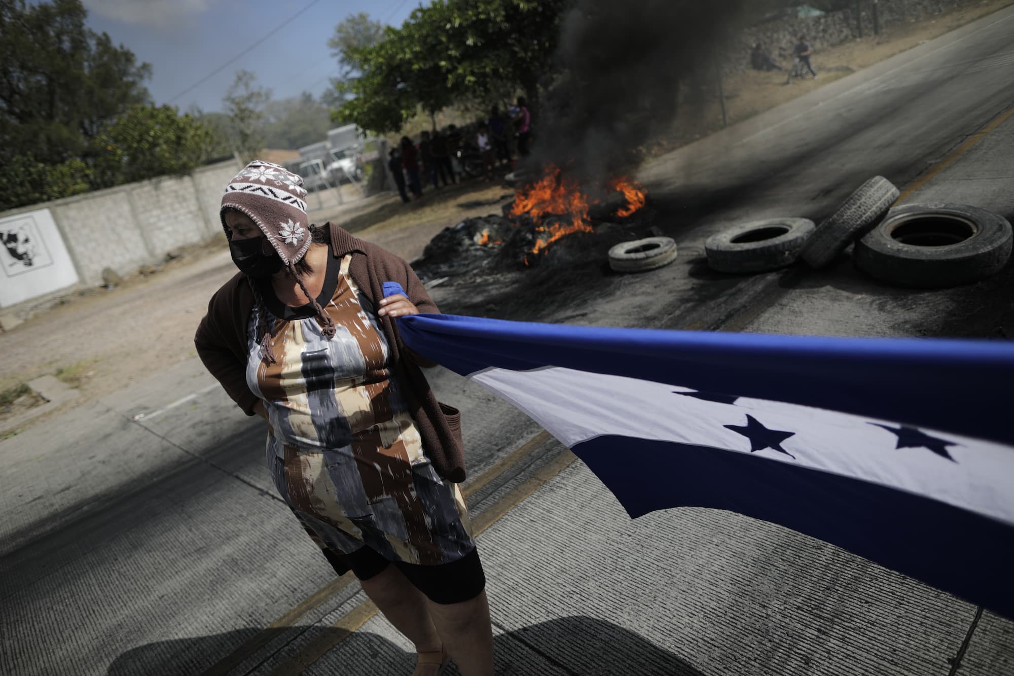 Padres de familias bloquean con llantas la carretera al sur, en favor de maestros que aun no se les brindan sus plazas. Foto CC/Jorge Cabrera