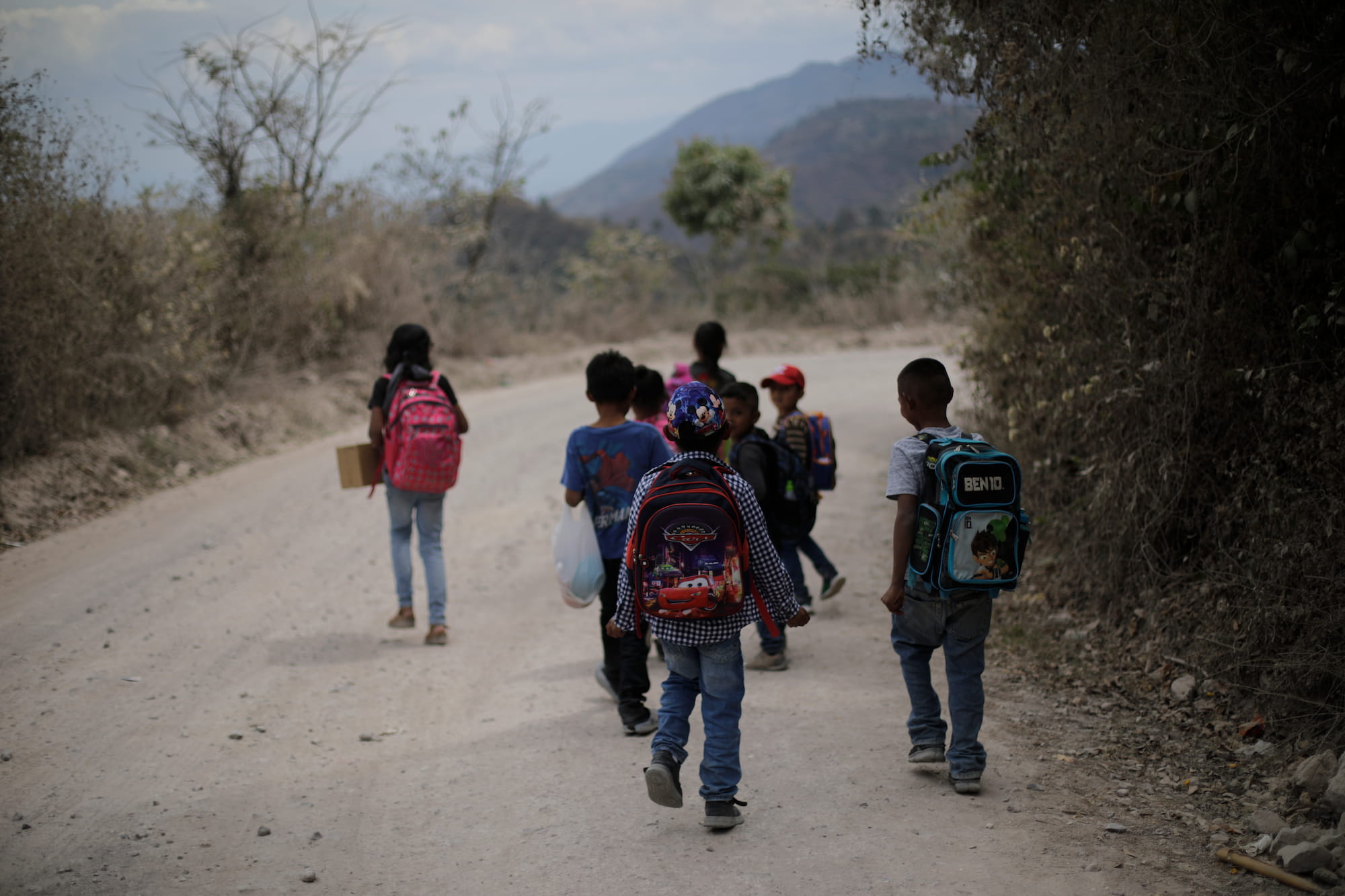 Los niños pasan por donde se llevó a cabo la masacre al salir de sus clases. Foto CC/Jorge Cabrera