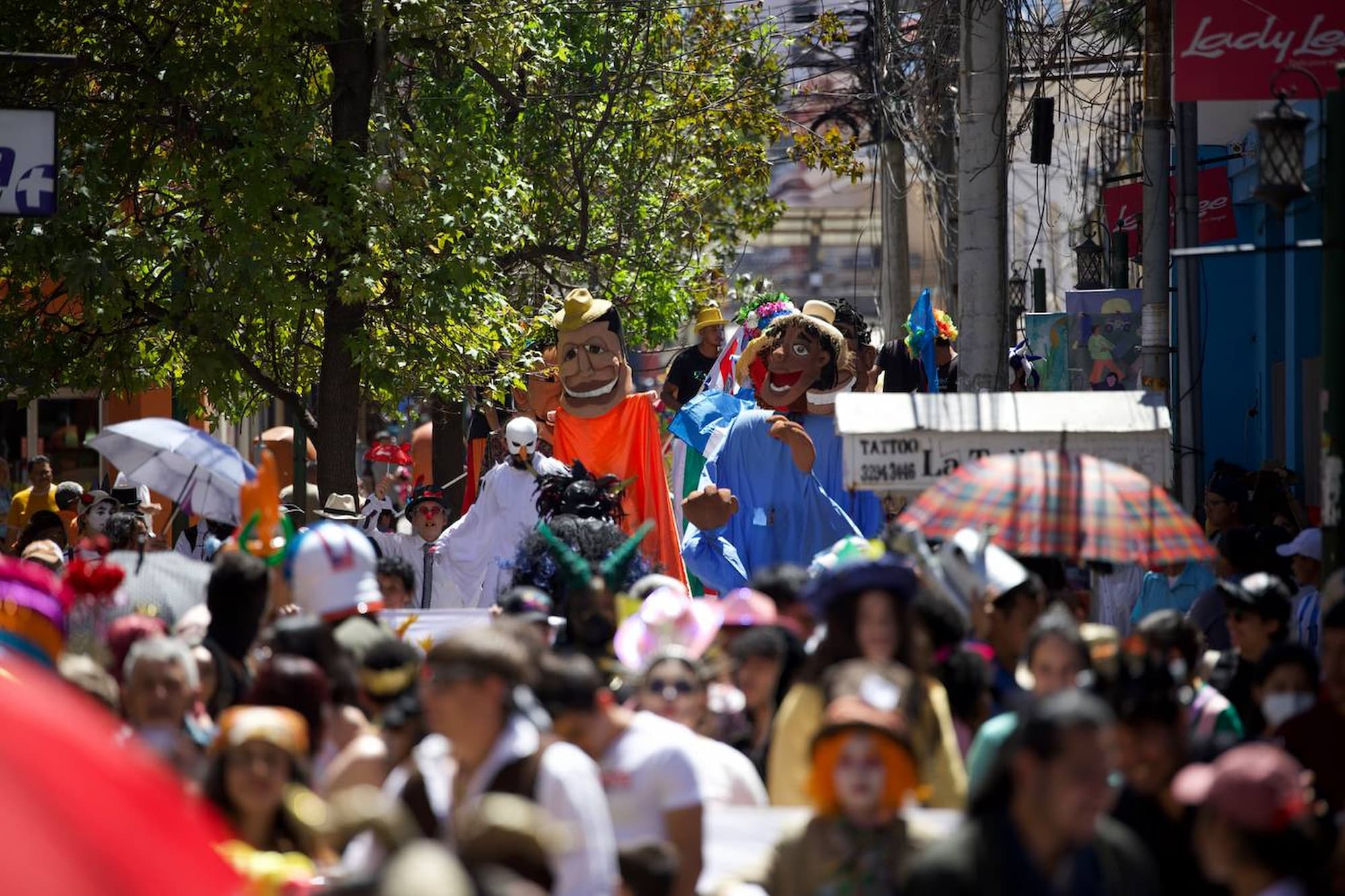 El 26 de marzo se realizó el Desfile Bufo, organizado por la Escuela Nacional de Arte Dramático, para celebrar el Día Mundial del Teatro, actores, actrices, directores de teatro se unieron a estudiantes de la Escuela de Danza, mojigangas y las tradicionales «batucadas» caminaron desde el Parque Central de Tegucigalpa hasta el Teatro Manuel Bonilla. FotoCC/Fernando Destephen