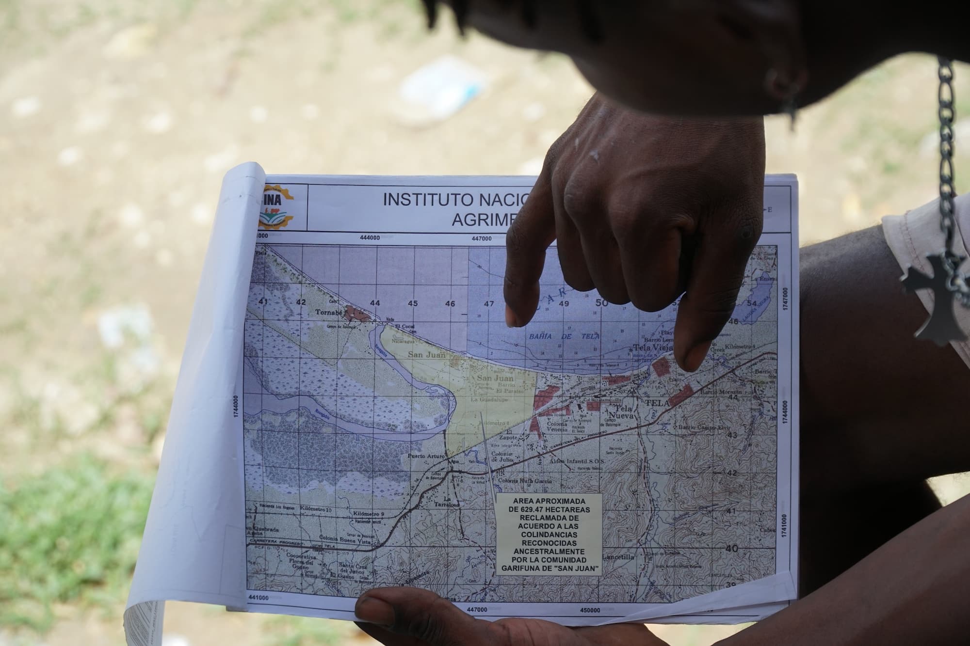Deinor muestra en un mapa la porción de 629 hectáreas donde se delimita el territorio que ancestralmente le pertenece a la comunidad de San Juan, Tela. Foto CC/Amílcar Izaguirre