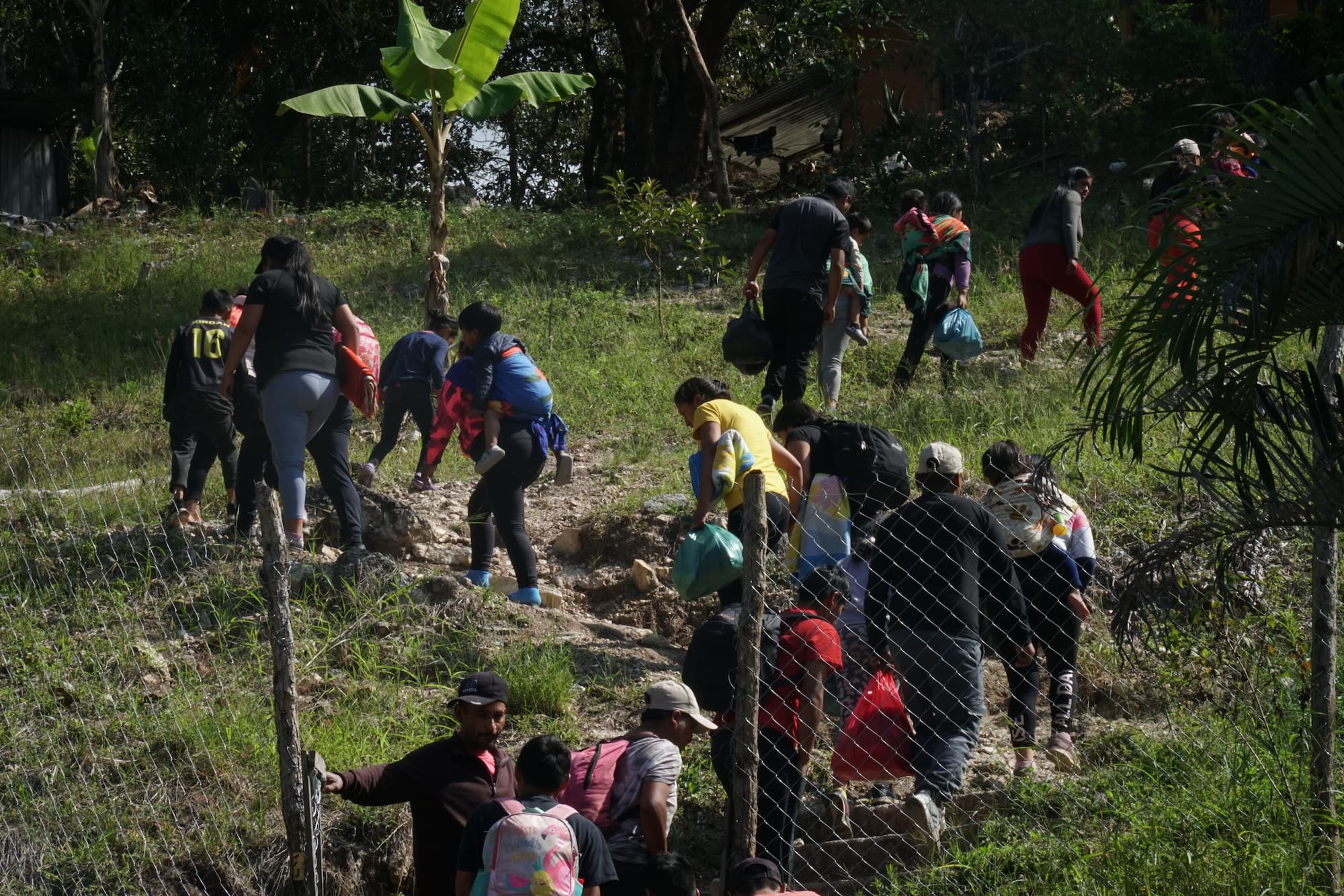 Para evitar el paso fronterizo entre Honduras y Guatemala, los migrantes utilizan caminos entre las propiedades que rodean la aduana de Agua Caliente. Foto CC /Amílcar Izaguirre.