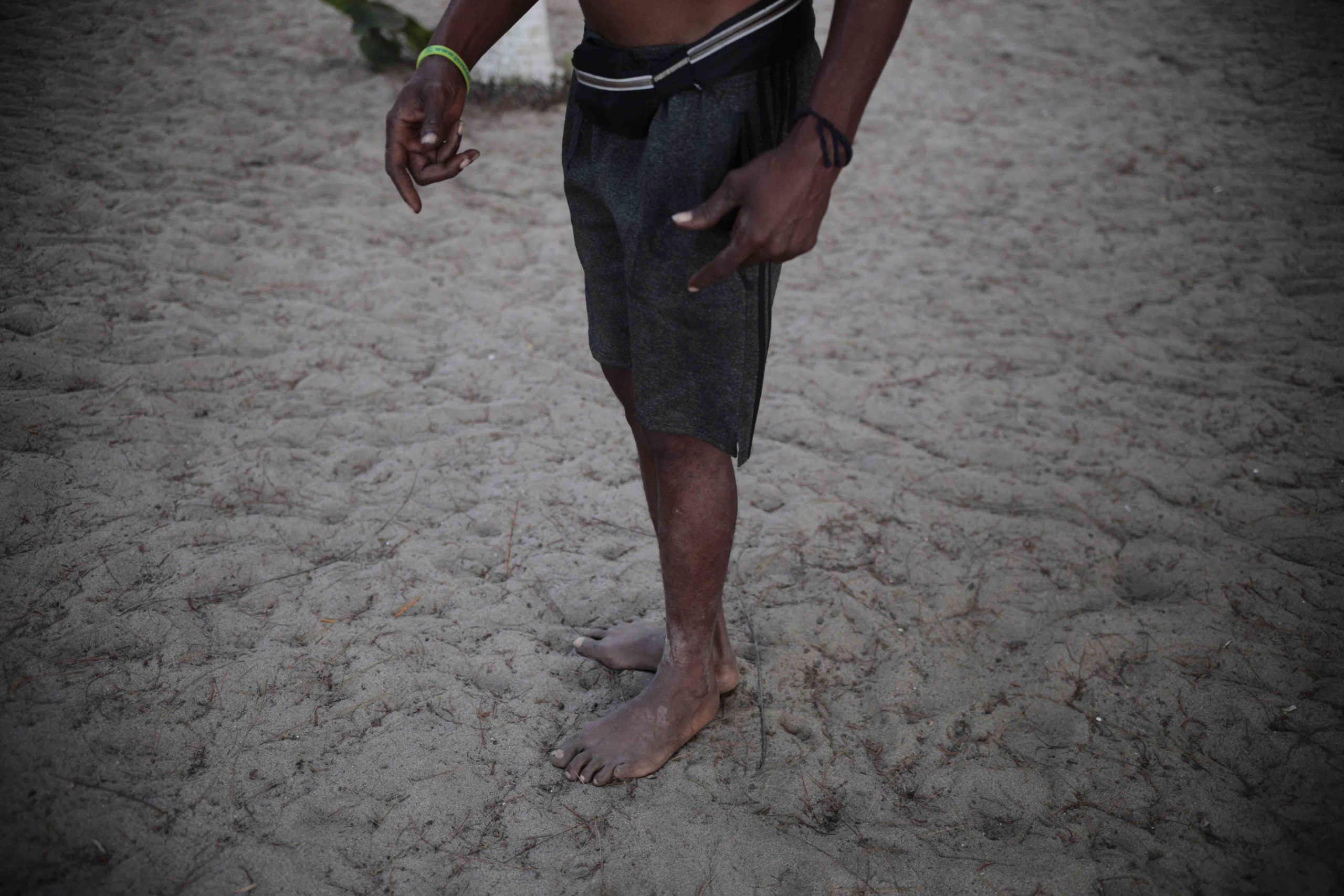 Darwin después de apoyar a Carlos Barrios en la recuperación de la lancha. Triunfo de la Cruz, Tela, Atlántida. Foto CC/Fernando Destephen.