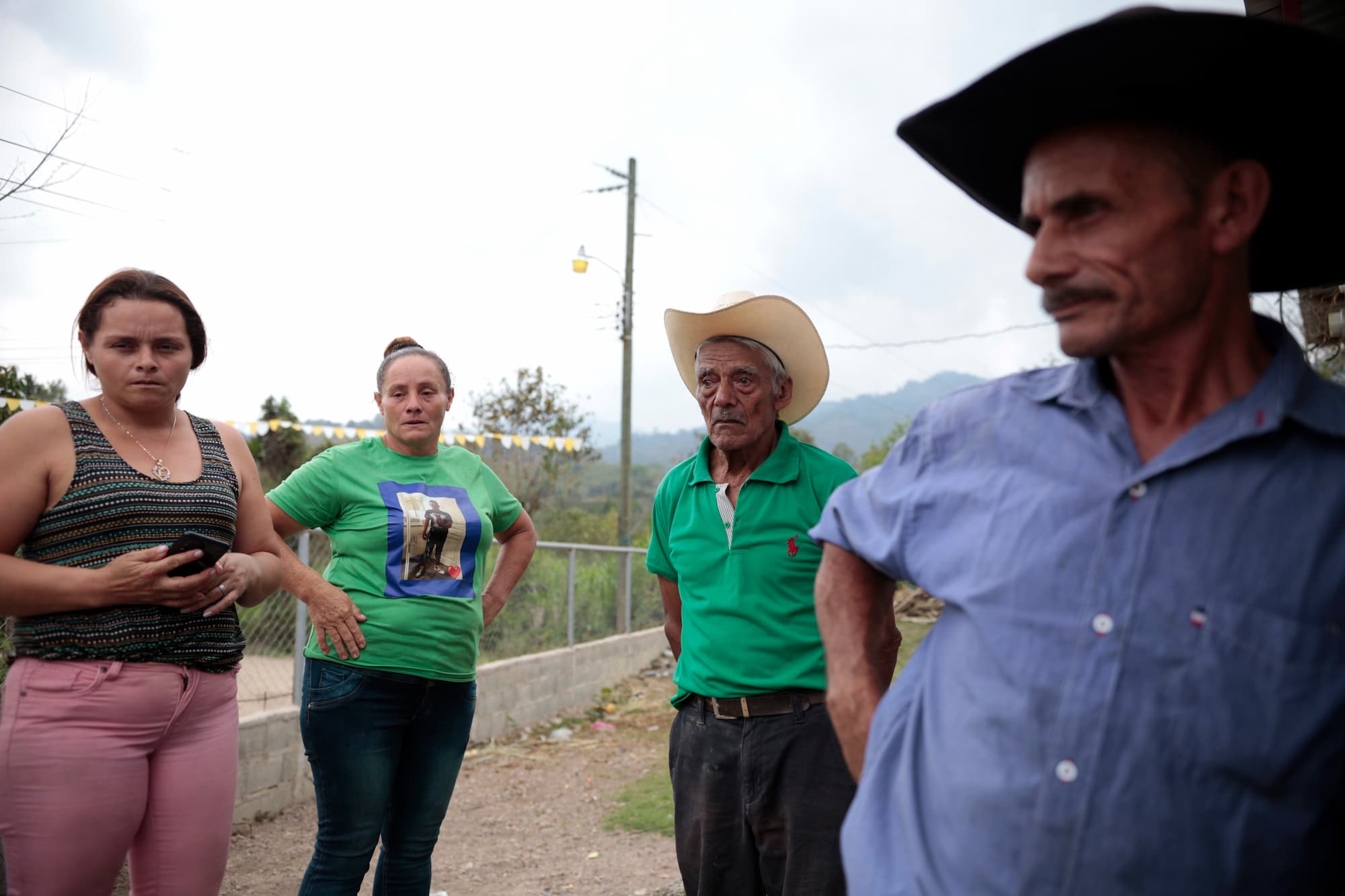 Don Carlos (camisa azul) atiende una entrevista junto a familiares de tres jóvenes afectados en un centro de detención migratoria en Ciudad Juárez, México. Foto CC/Fernando Destephen
