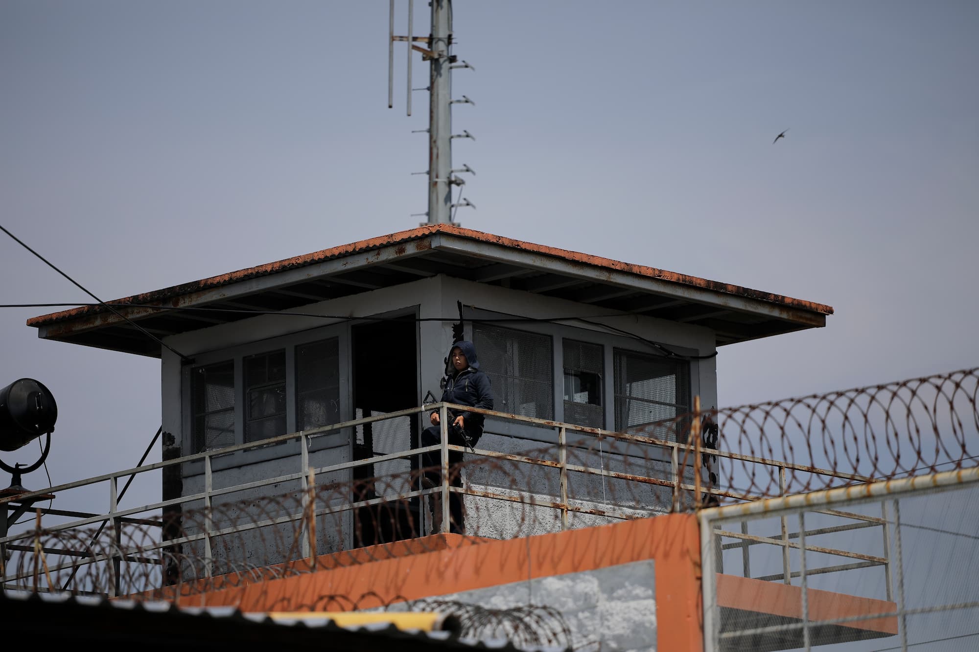 Una oficial penitenciaria resguarda el centro de máxima seguridad en Támara desde una torreta . Foto CC/Jorge Cabrera