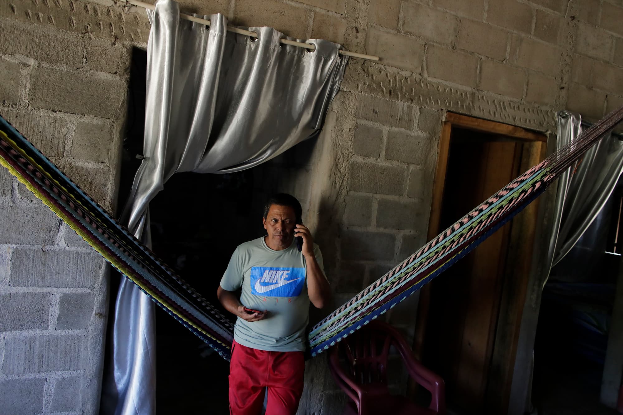 Higinio Ramirez recibe una llamada desde México de un migrante que le informa de la situación en la zona donde se encuentra su hijo. Foto CC/Jorge Cabrera