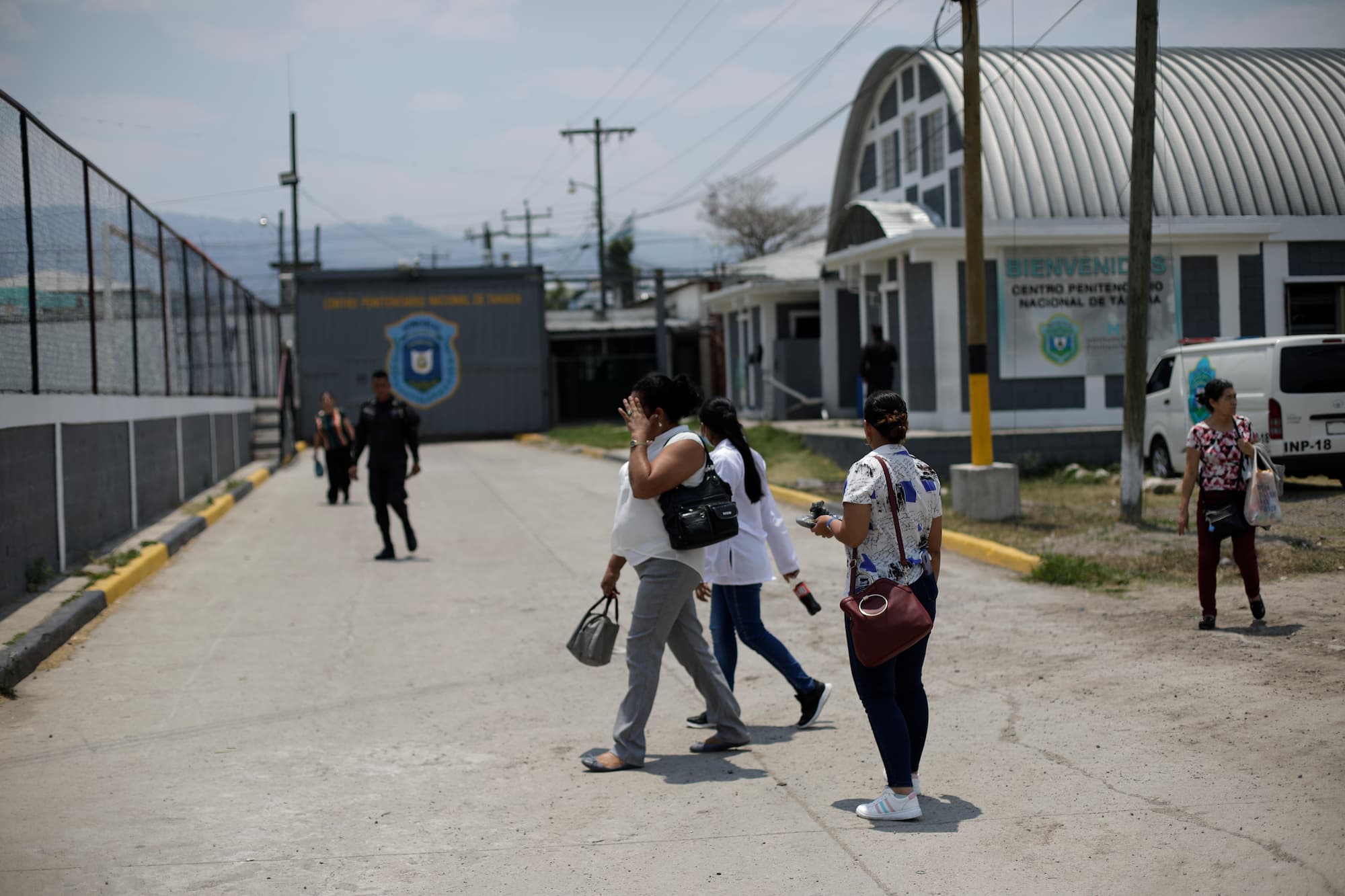 Empleados administrativos se retiran de sus puestos de trabajo en la penitenciaría de Támara, por una posible reyerta a lo interno. Foto CC/Jorge Cabrera