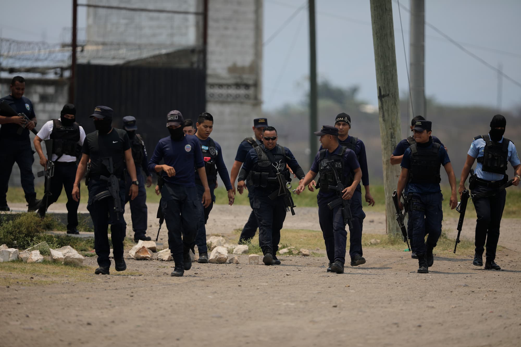 Policías Penitenciarios salen en descanso luego de haberles informado de otro posible motín en la cárcel de Támara. Foto CC/Jorge Cabrera