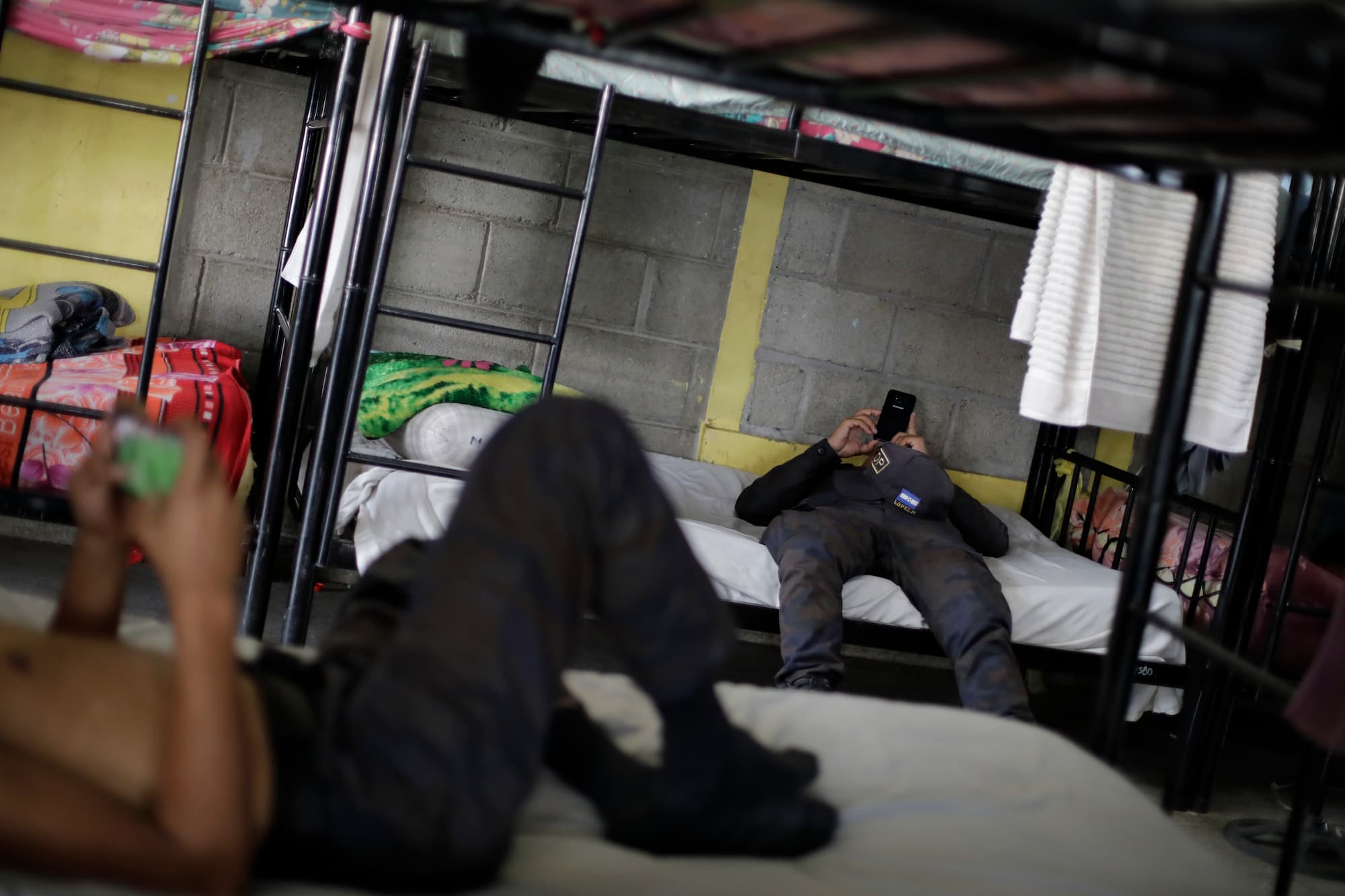 Personal penitenciario descansa después de su turno laboral en los camarotes asignados. Foto CC/Jorge Cabrera