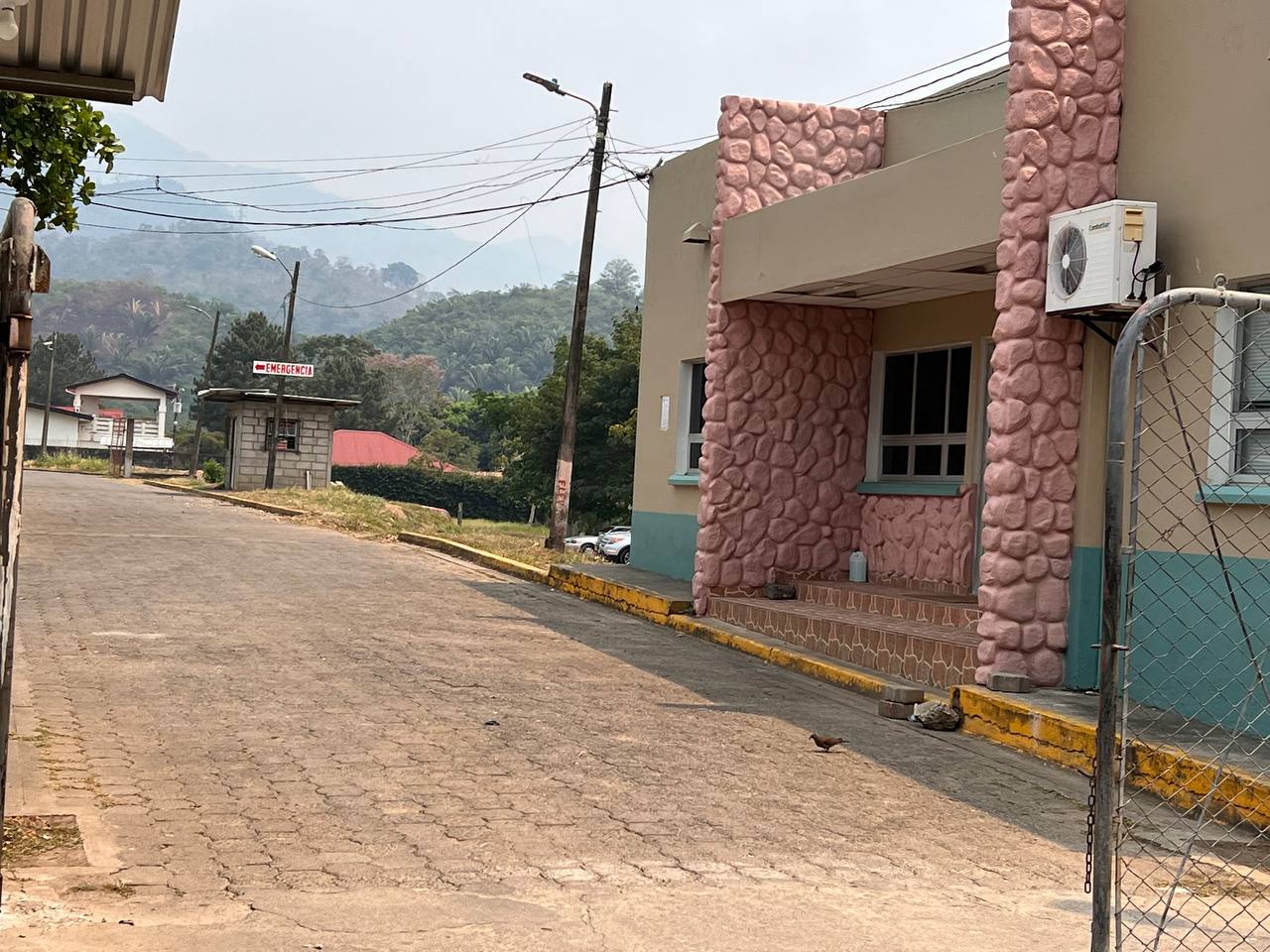 Edificio administrativo del Hospital El Progreso, Yoro, mismo que estuvo tomado durante 33 días por un grupo campesino. Foto CC / Leonardo Aguilar