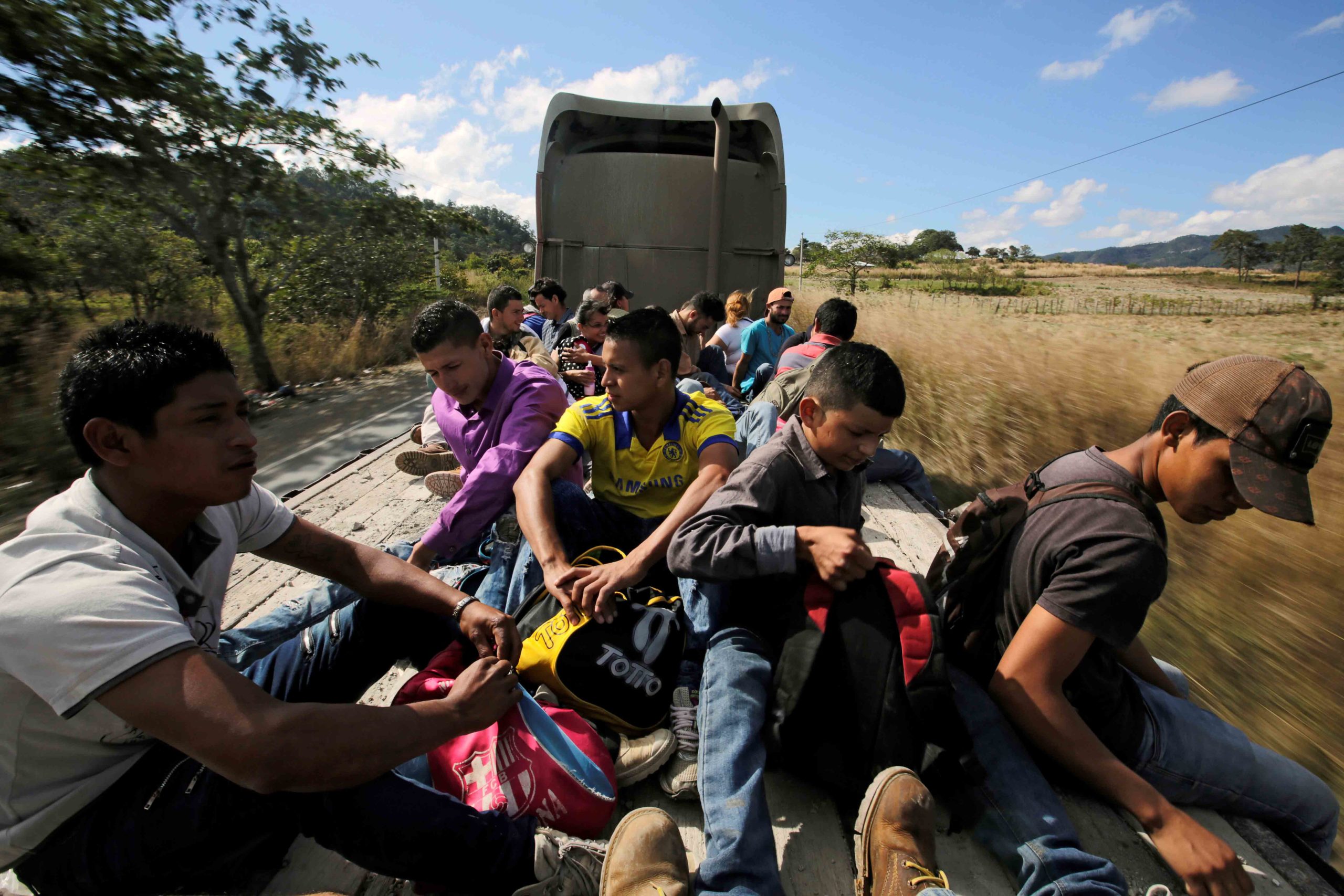 Un grupo de migrantes se traslada poniendo en riesgo sus vidas para intentar llegar a los Estados Unidos. Archivo/Jorge Cabrera