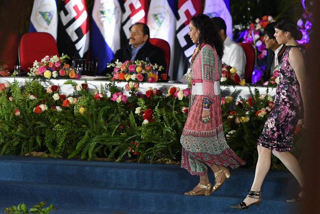 La vicepresidenta Rosario Murillo, junto a su secretaria personal, su hija Camila, camina hacia el podio para ser juramentada como vicepresidenta. Foto: Carlos Herrera | Divergentes.