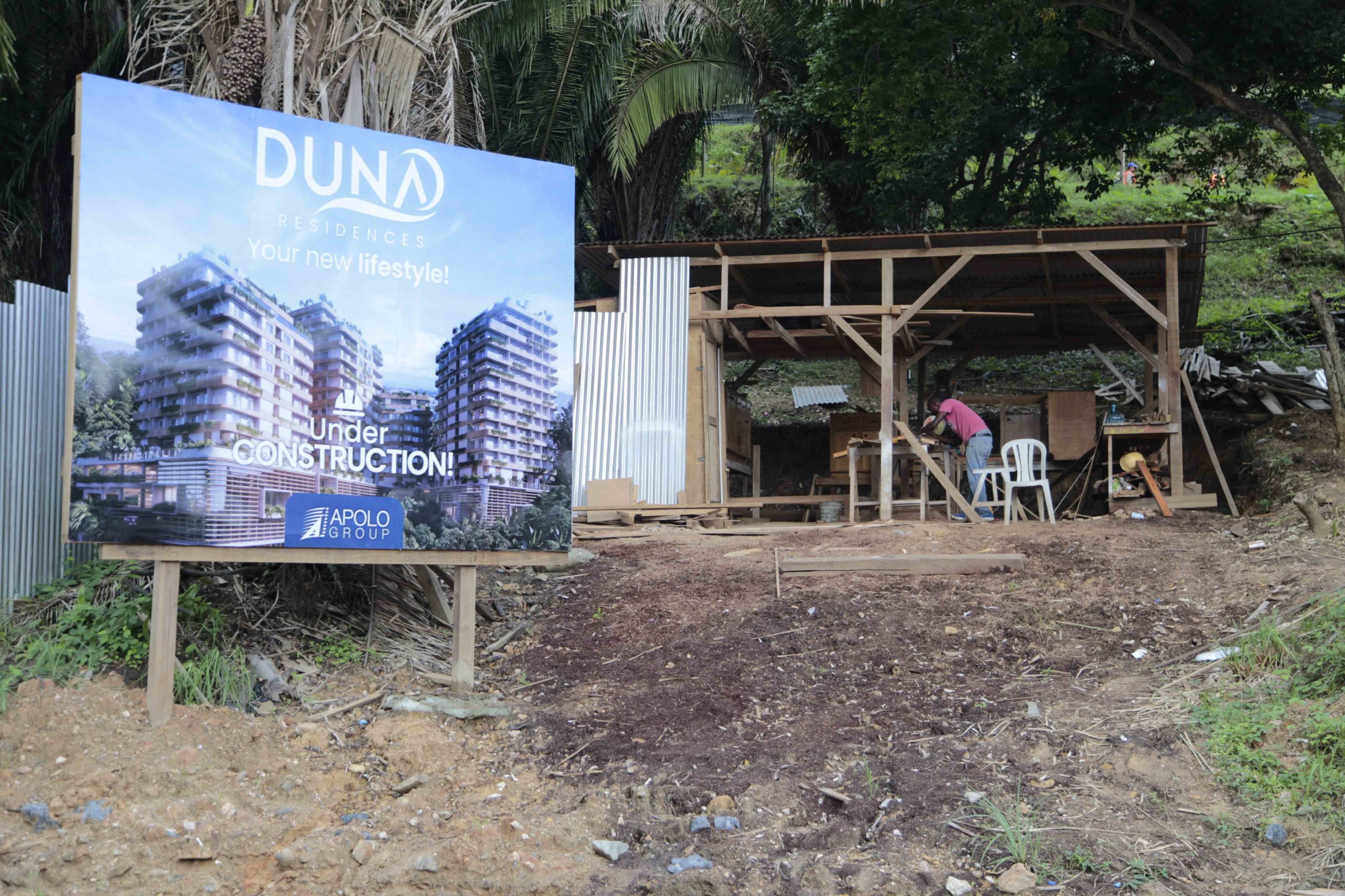 Un empleado trabaja en las instalaciones de Próspera, donde se lleva a cabo la construcción de un edificio de apartamentos en Roatán, Honduras. Foto CC/Fernando Destephen