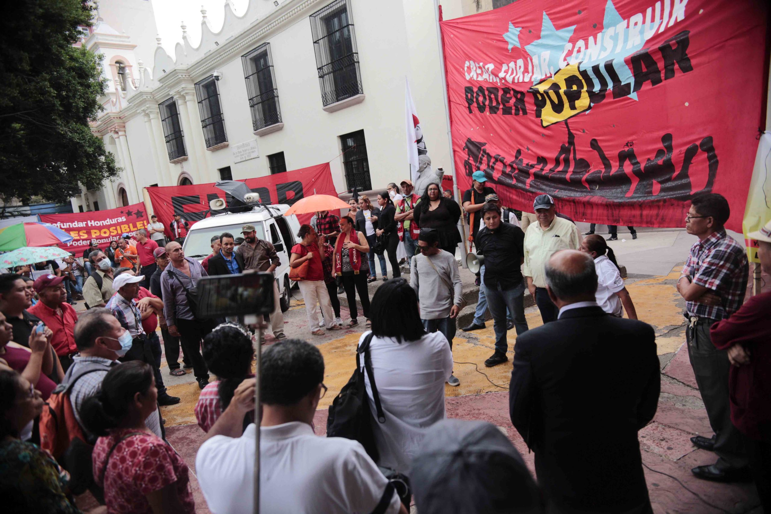 Miembros del Poder Popular se manifiestan en la plaza del Congreso Nacional en apoyo a la Ley de Justicia Tributaria. Foto CC/Fernando Destephen.
