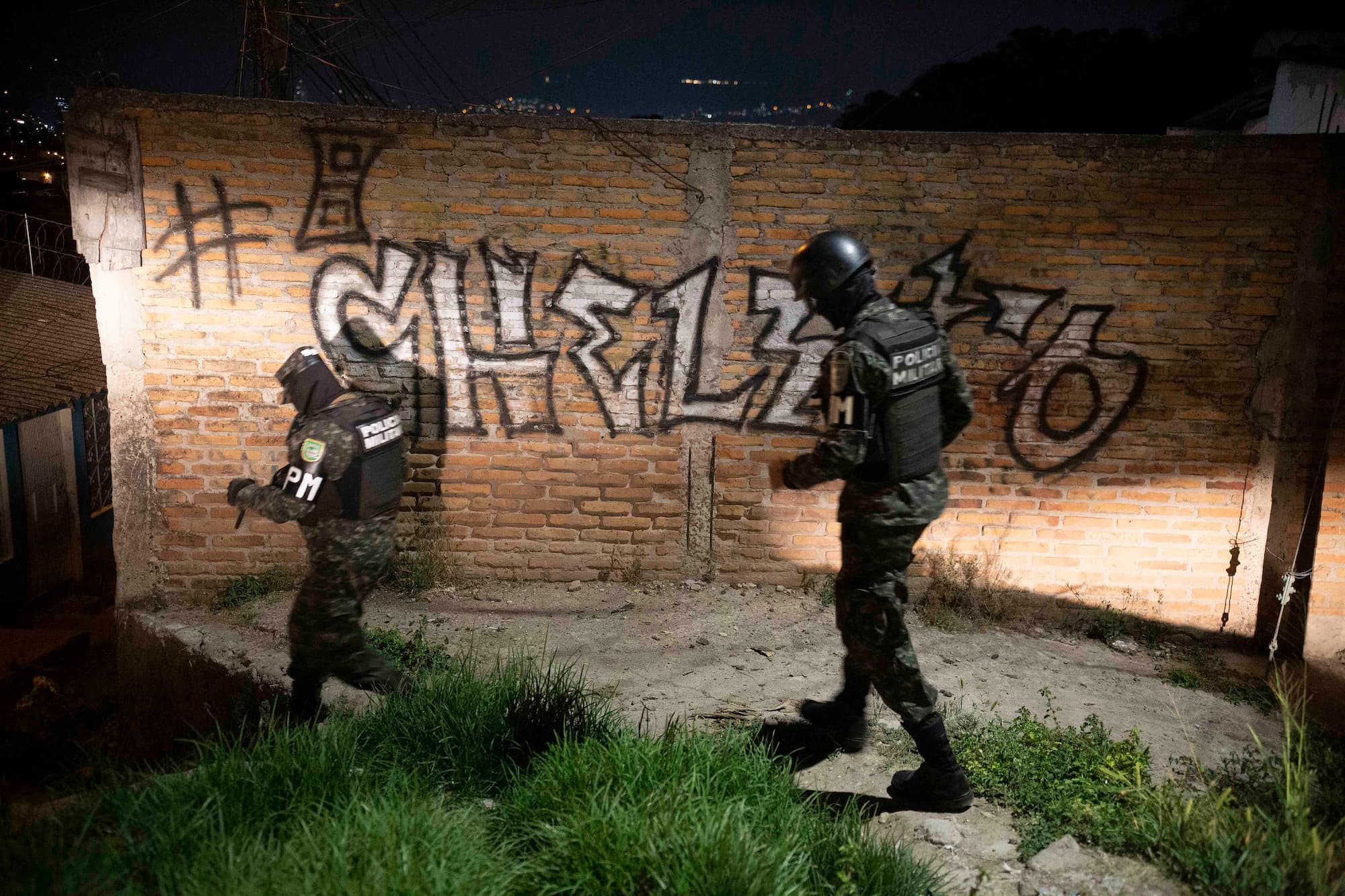 Miembros de la Policía Militar del Orden Público patrullan un barrio de Tegucigalpa. Foto CC/Fernando Destephen