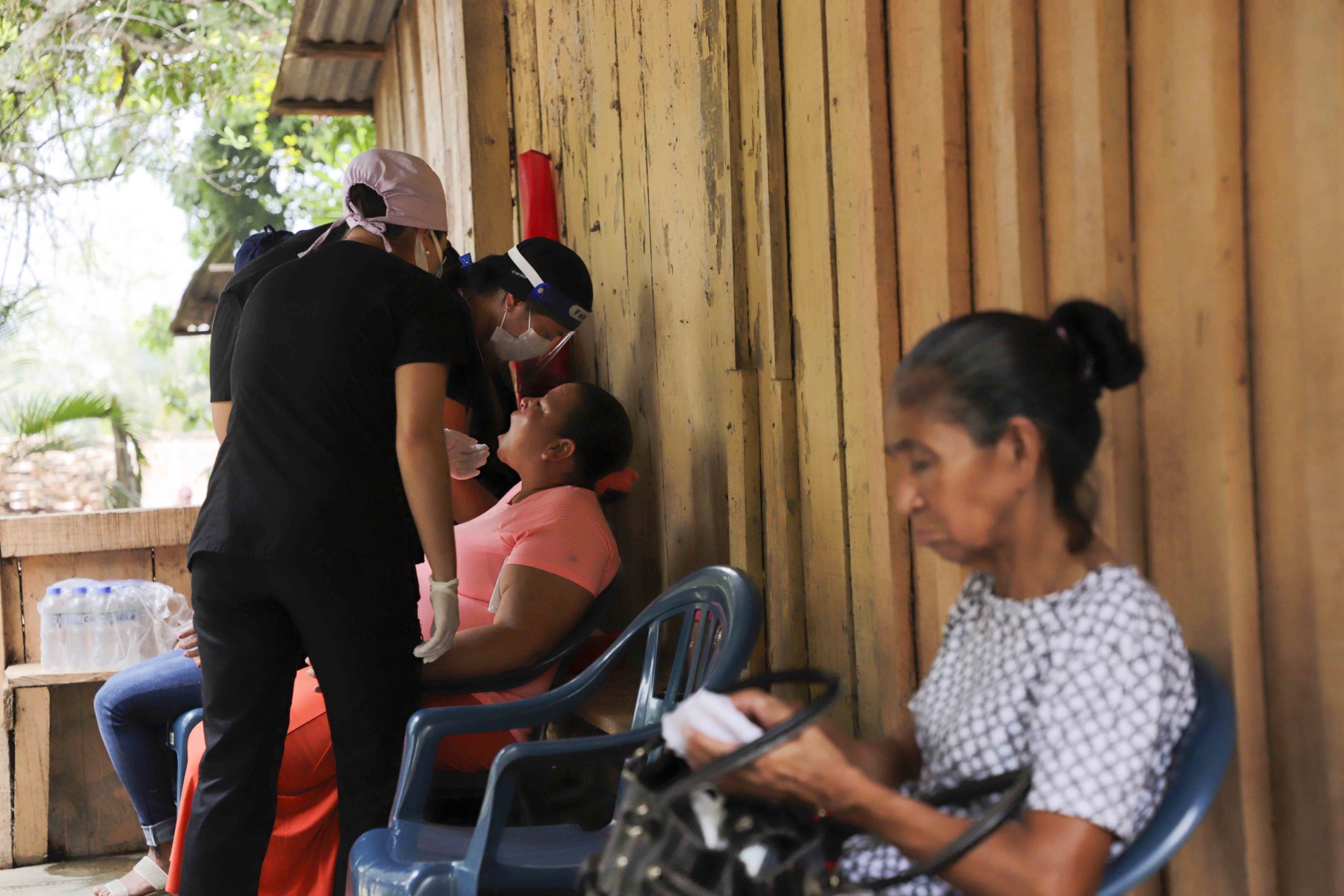 Los tolupanes aprovechan la brigada médica que una vez al año Rotary International lleva hasta la comunidad de Piedra Gorda. Ahí tienen la oportunidad de recibir atención de un doctor en medicina general y también por odontólogos voluntarios que les ayudan con los problemas dentales. /Amilcar Izaguirre