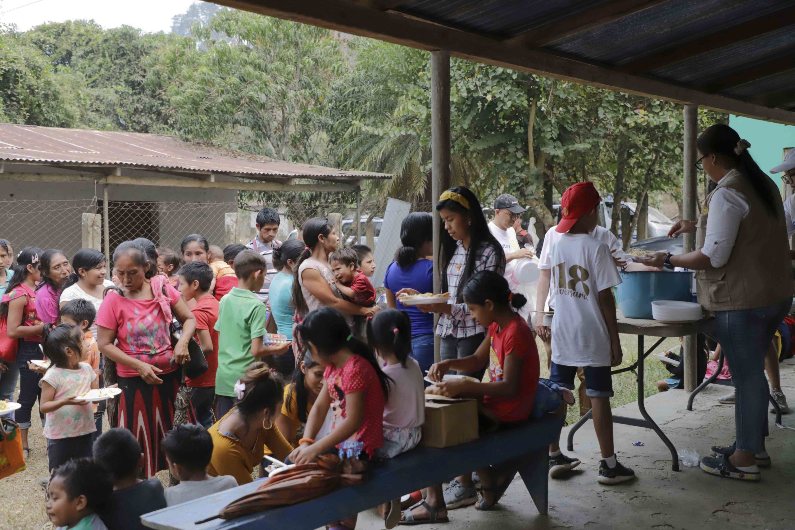 Rotary International ha llevado brigadas médicas por varios años a estas comunidades indígenas. Los voluntarios que acompañan la brigada, además de atención médica, también llevan alimentos, los cuales comparten con los tolupanes en la comunidad de Piedra Gorda en el sector de Locomapa, Yoro. CC/Amilcar Izaguirre