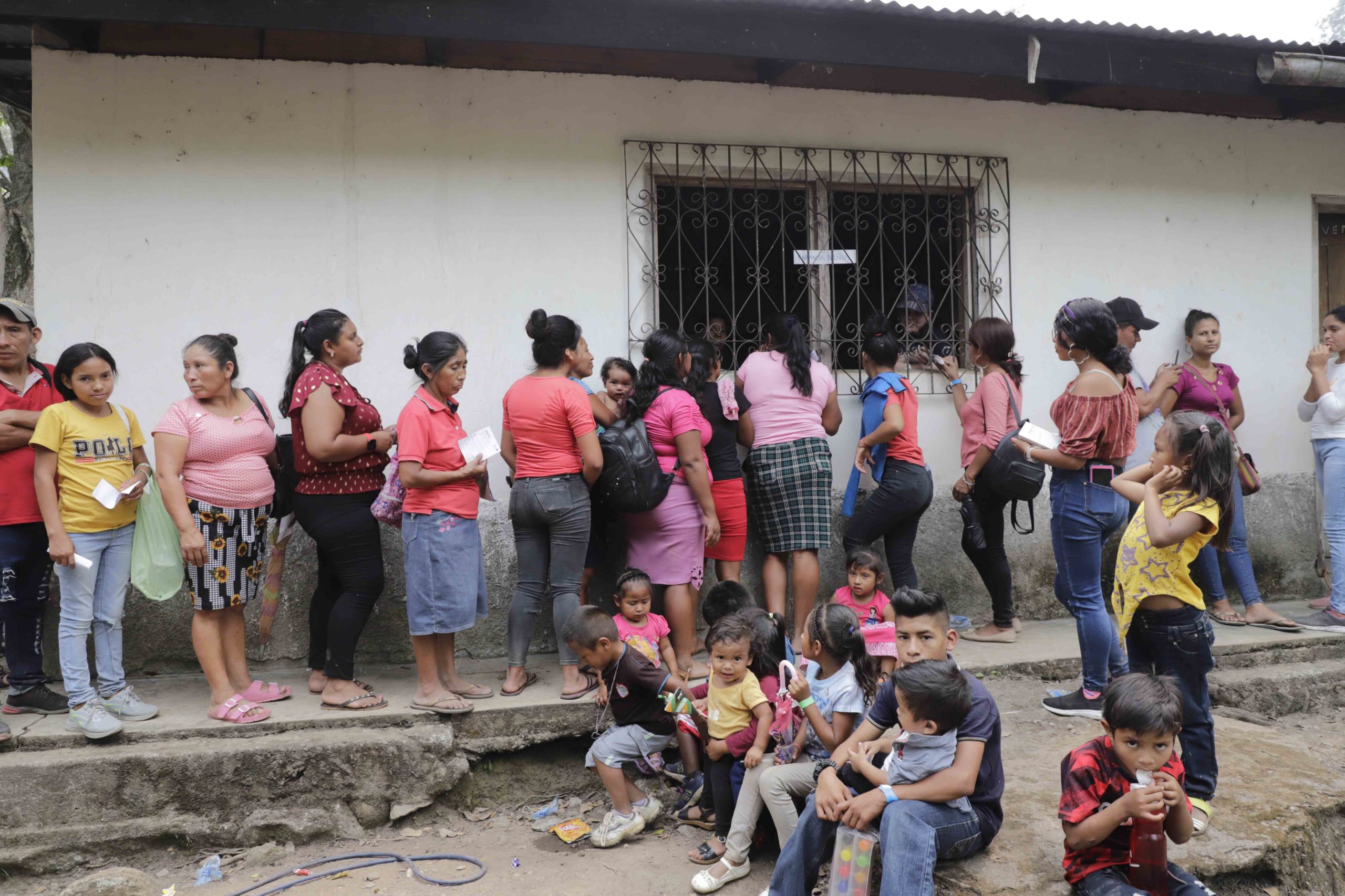 Los tolupanes que viven en las 23 aldeas del sector de Locomapa se dedican a la producción de granos básicos como maíz y frijoles que siembran en las laderas de las montañas. En la foto, un grupo de tolupanes hace fila para reclamar los medicamentos recetados por los médicos voluntarios de Rotary International durante una brigada médica en Piedra Gorda. CC/Amilcar Izaguirre