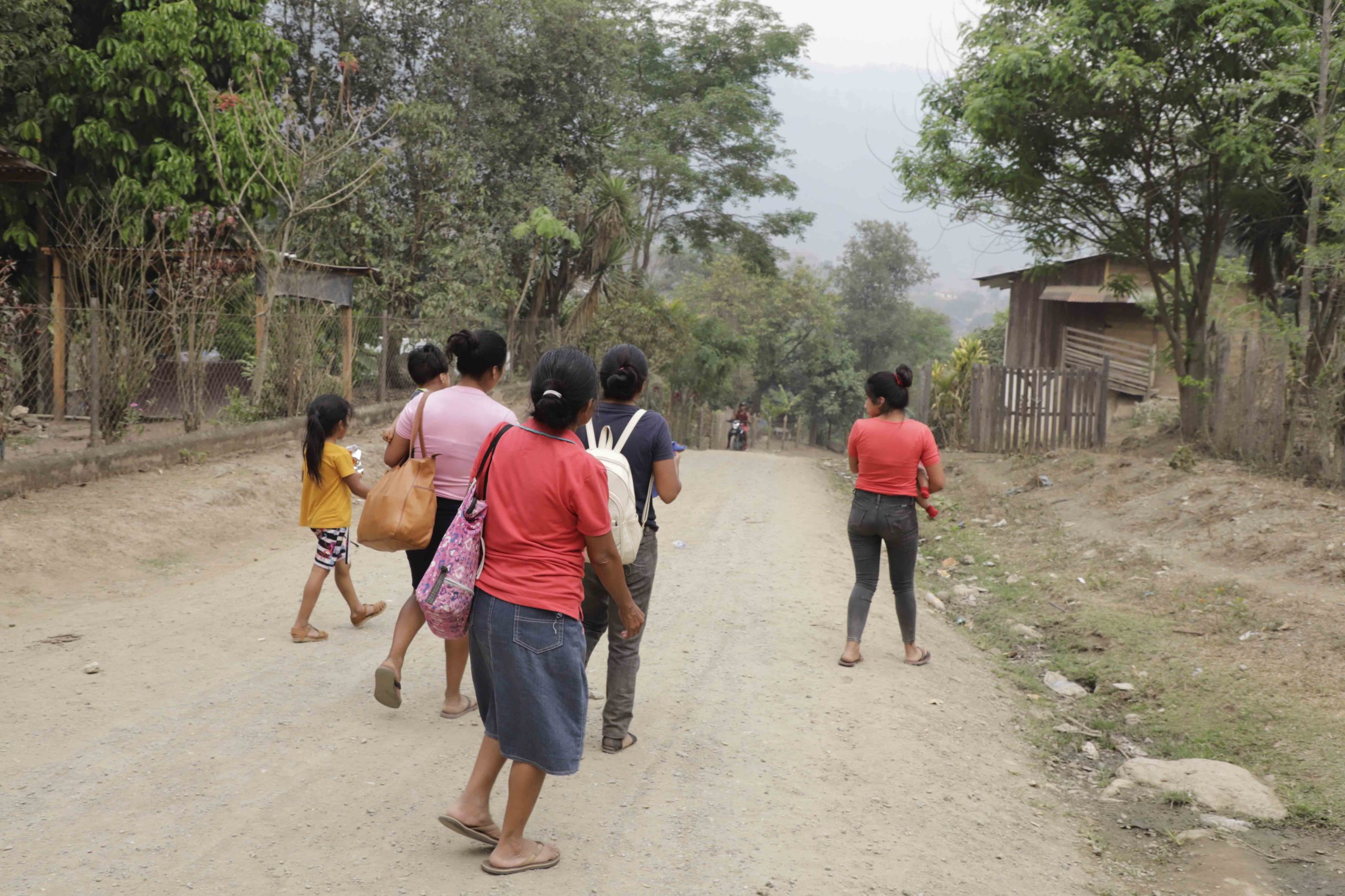 Un grupo de mujeres y niños indígenas, inicia el camino de regreso para llegar hasta sus hogares. Caminaron entre montañas unas tres horas desde la comunidad de Chagüite hasta Piedra Gorda en el sector de Locomapa, Yoro, en busca de atención médica. CC/Amílcar Izaguirre