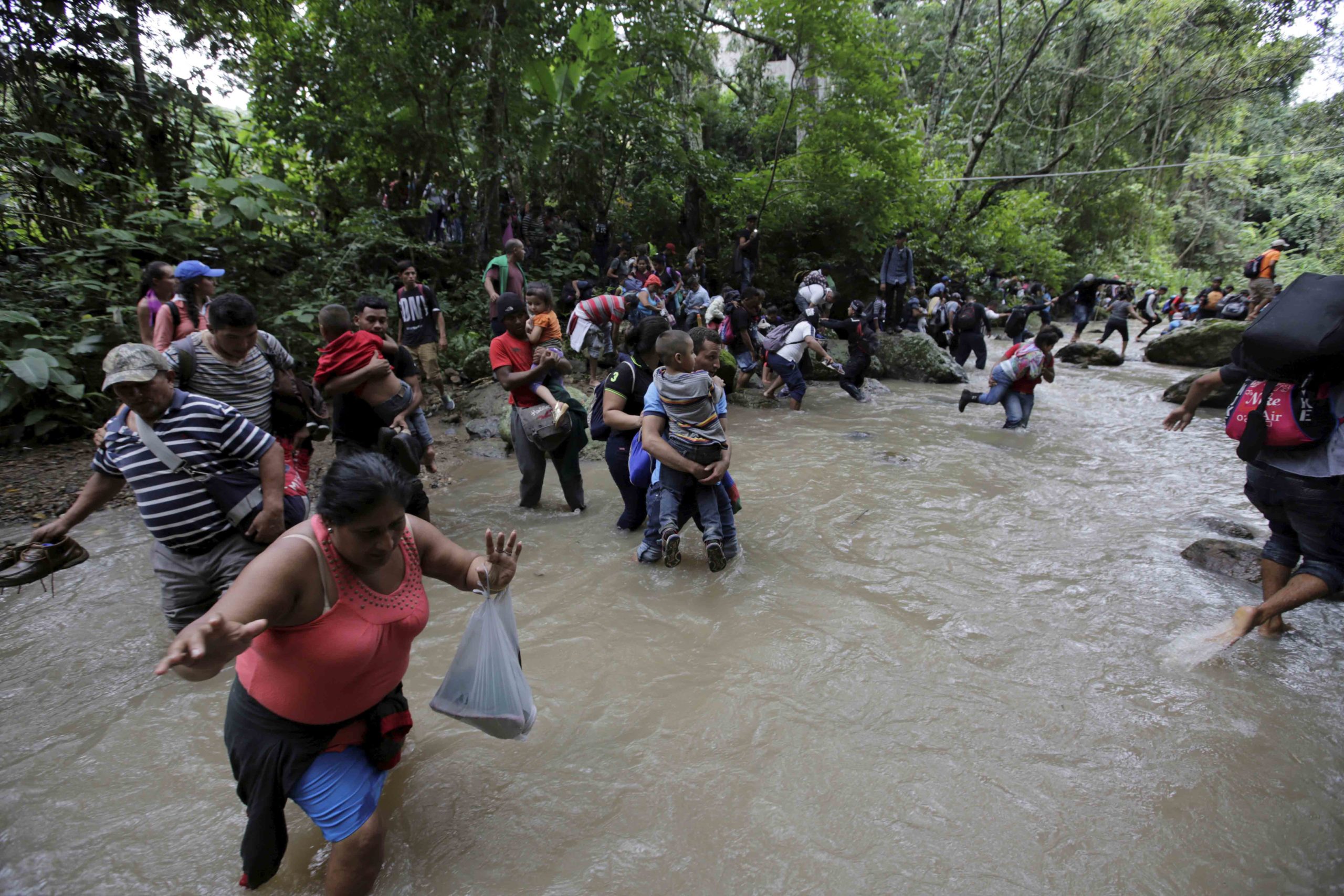 Una caravana de migrantes pasa el Río en Agua Caliente entre Honduras y Guatemala para intentar seguir su camino hasta Estados Unidos. Archivo/Jorge Cabrera