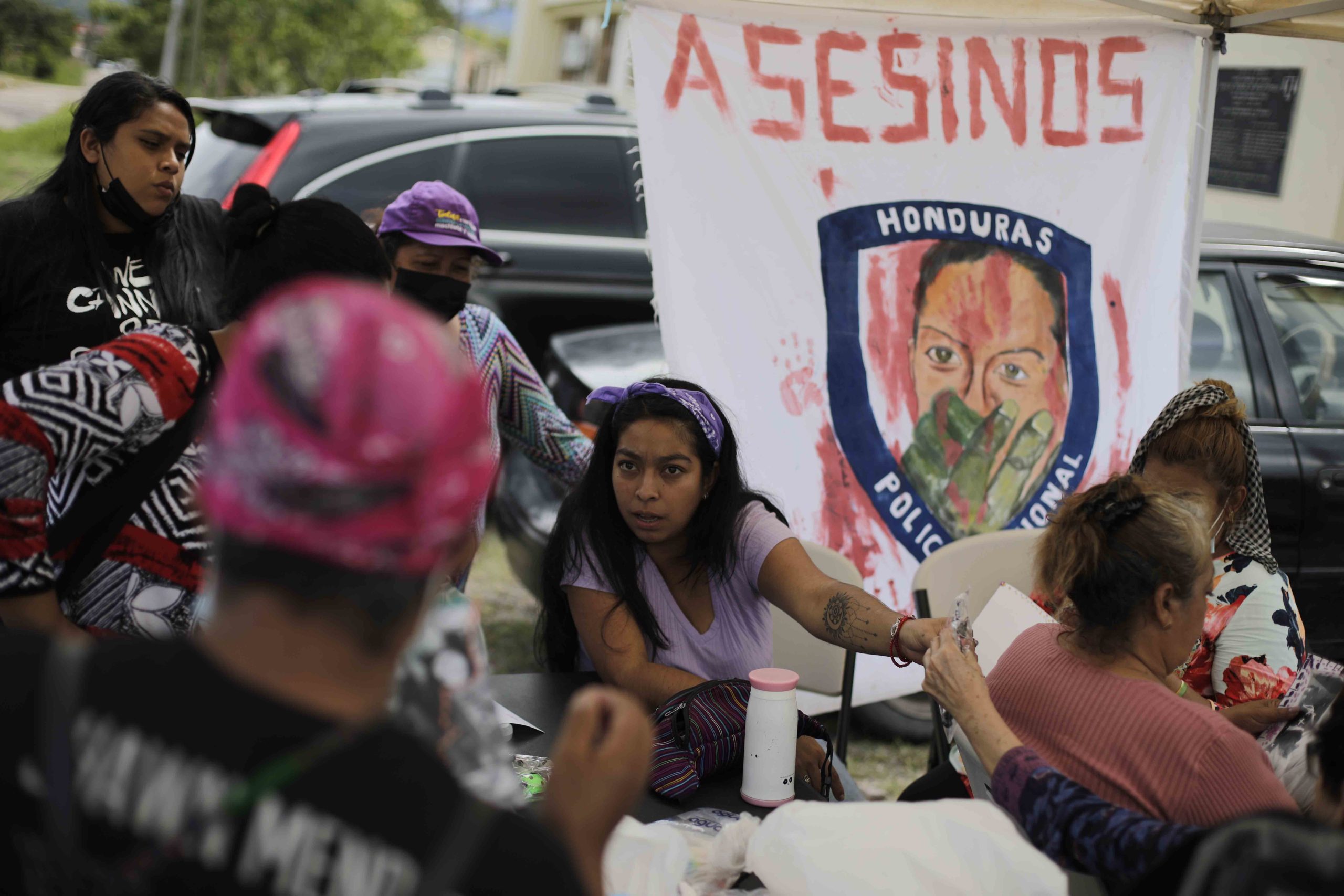 Defensoras de los derechos de la mujeres esperan afuera de los juzgados de Siguatepeque donde se llevaba a cabo la audiencia contra el implicado en el asesinato de Keyla Martinez. Foto Jorge Cabrera