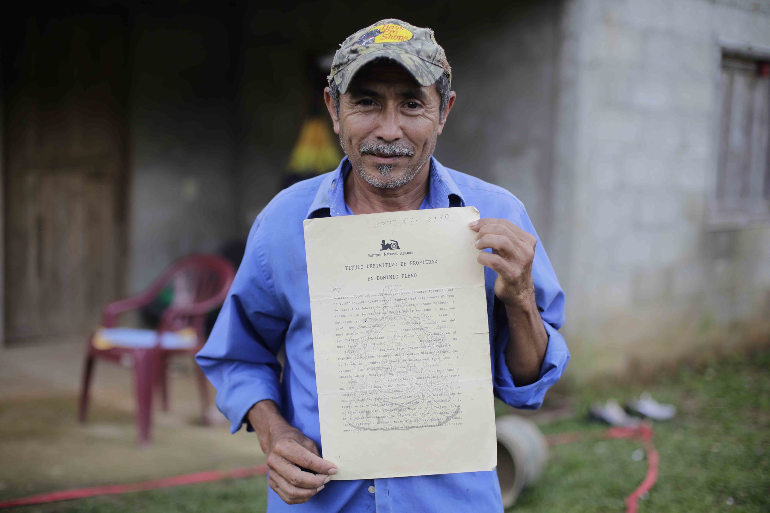 Rafa, líder de San Antonio de las Quebradas, muestra el título de dominio pleno de sus terrenos hipotecados por Geovanny Fuentes. Foto CC/ Jorge Cabrera