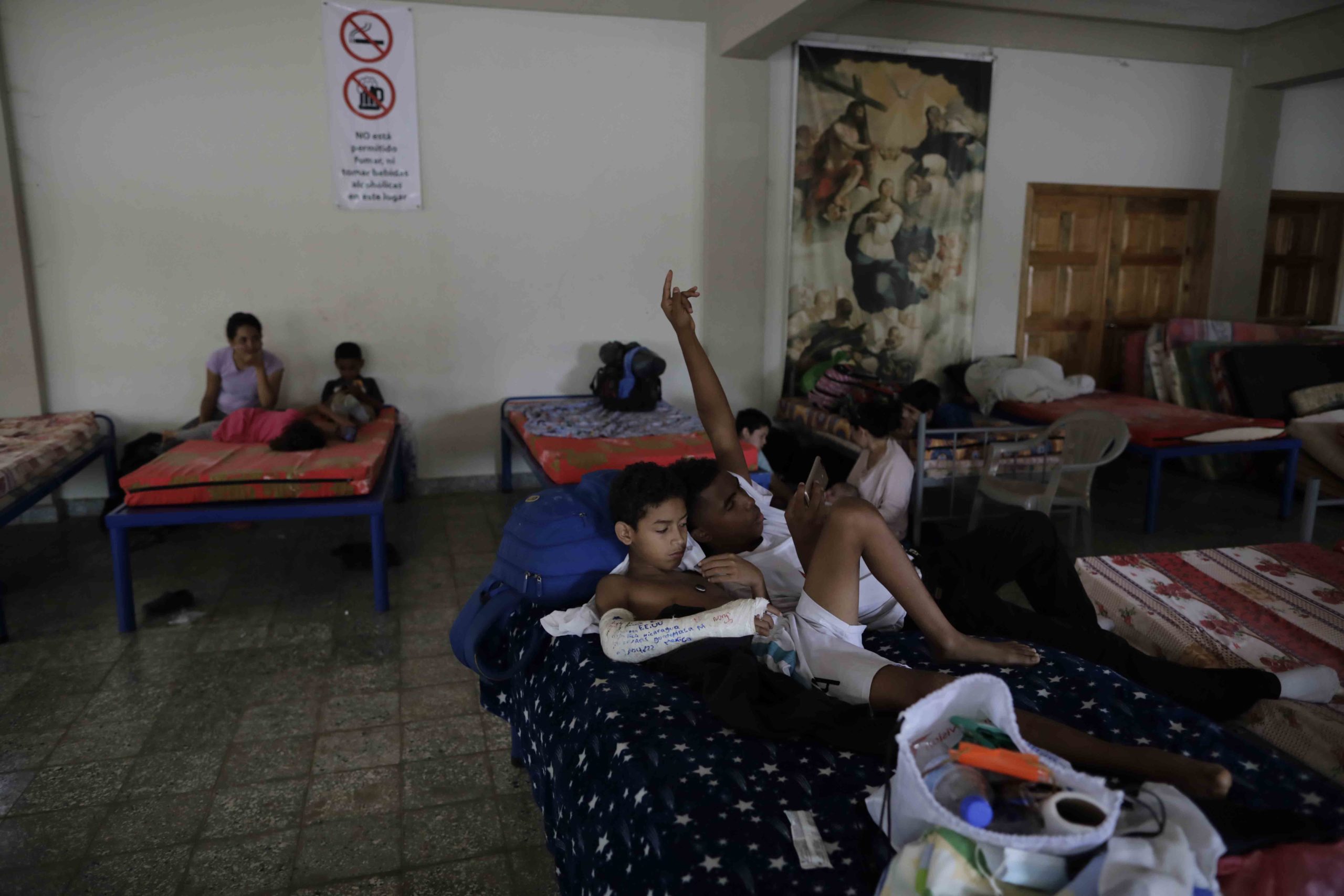Migrantes de diferentes nacionalidades descansan en un albergue en la ciudad de Danli, Honduras, para luego continuar su camino a los Estados Unidos. Archivo/Jorge Cabrera