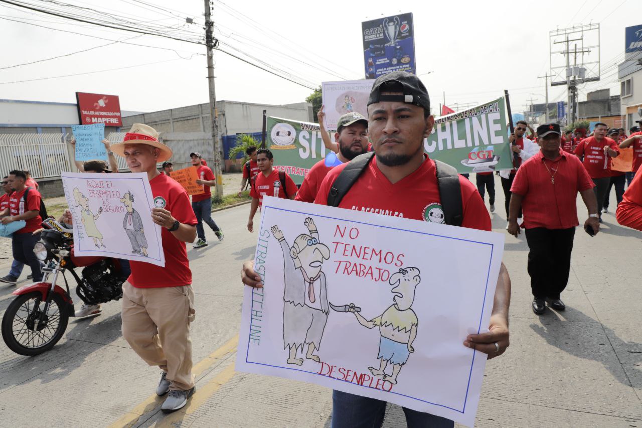 Con rótulos y consignas los empleados exigen mejores salarios y menos desempleo. Foto CC/Amilcar Izaguirre