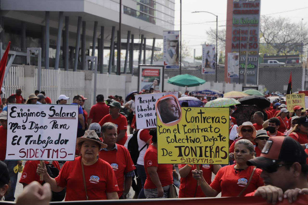 Cientos de empleados marcharon exigiendo trabajo y el cumplimiento de las promesas de la presidenta Xiomara Castro. Foto CC/Amilcar Izaguirre