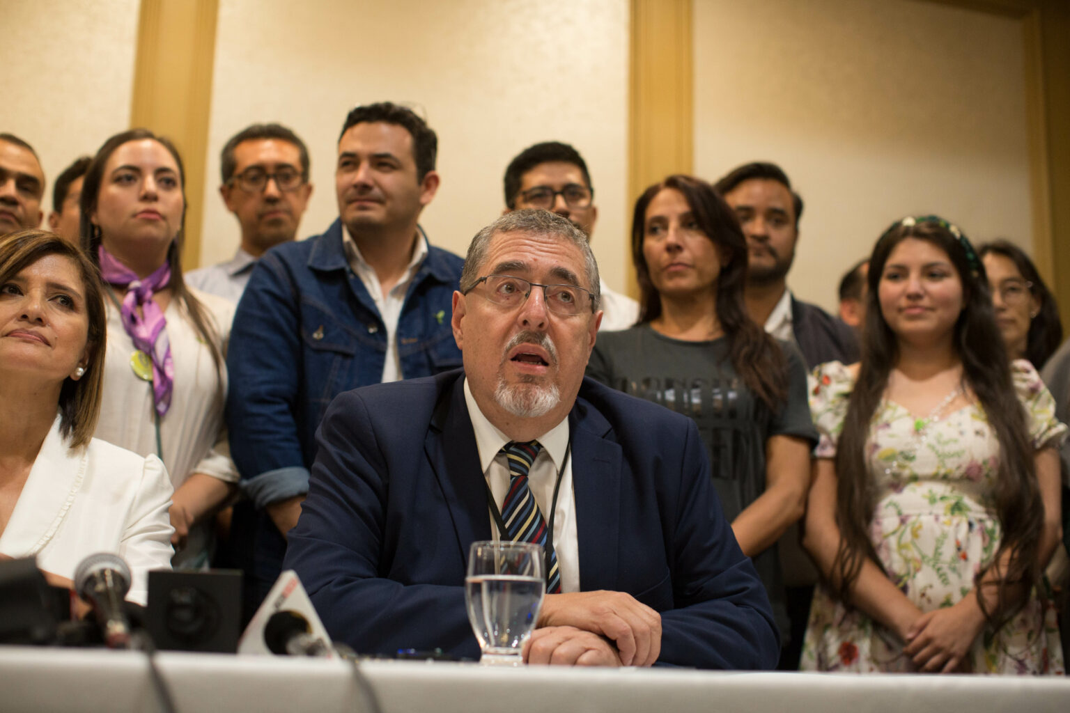 Bernardo Arévalo, candidato presidencial del partido Semilla, ayer en conferencia de prensa tras conocer los resultados que lo llevan a la segunda vuelta. Foto: Jeff Abbott.