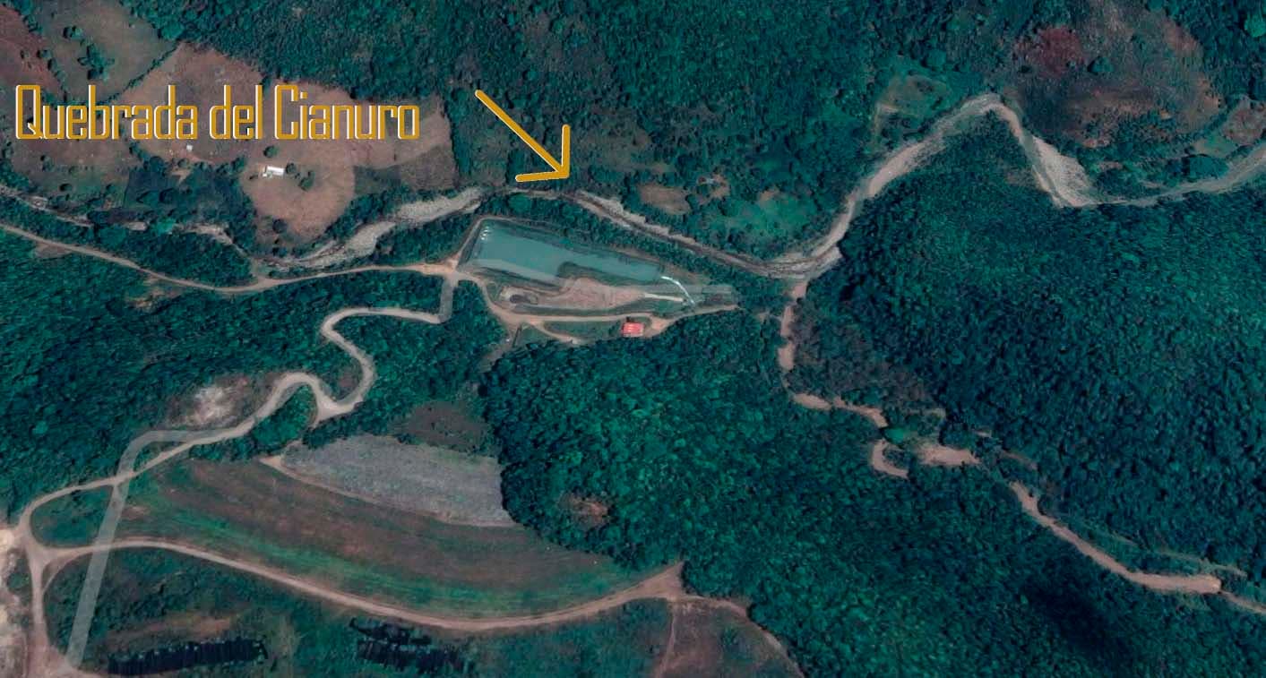 Imagen satelital muestra la cercanía de la quebrada del cianuro con el pozo azul que es señalada por los pobladores de contaminar la cuenca del lago de Yojoa. Imagen de Googlemaps.