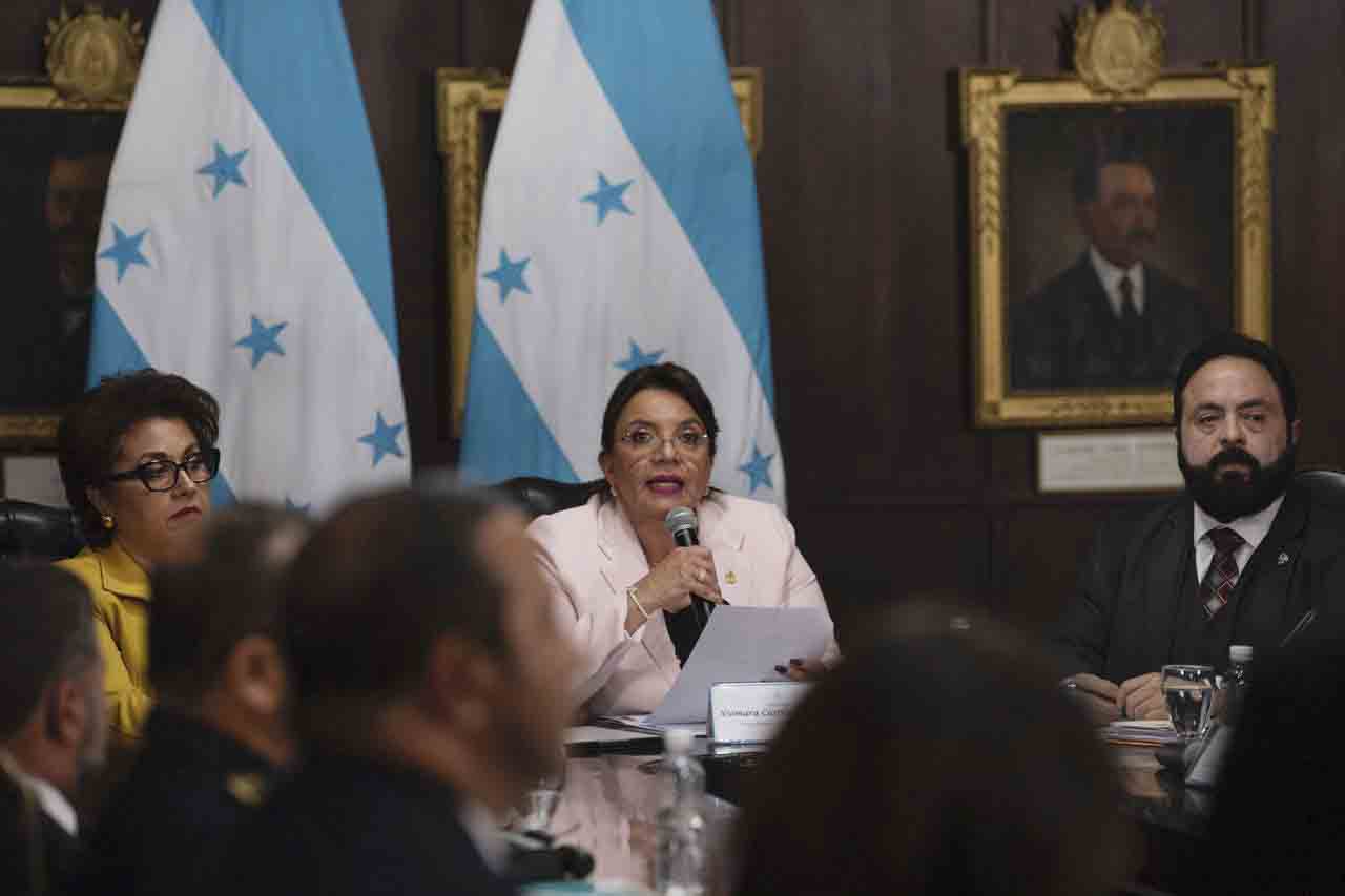 La presidenta de Honduras, Xiomara Castro, atiende una reunión con el Consejo Nacional de Defensa y Seguridad en Casa Presidencial. Foto CC/Fernando Destephen