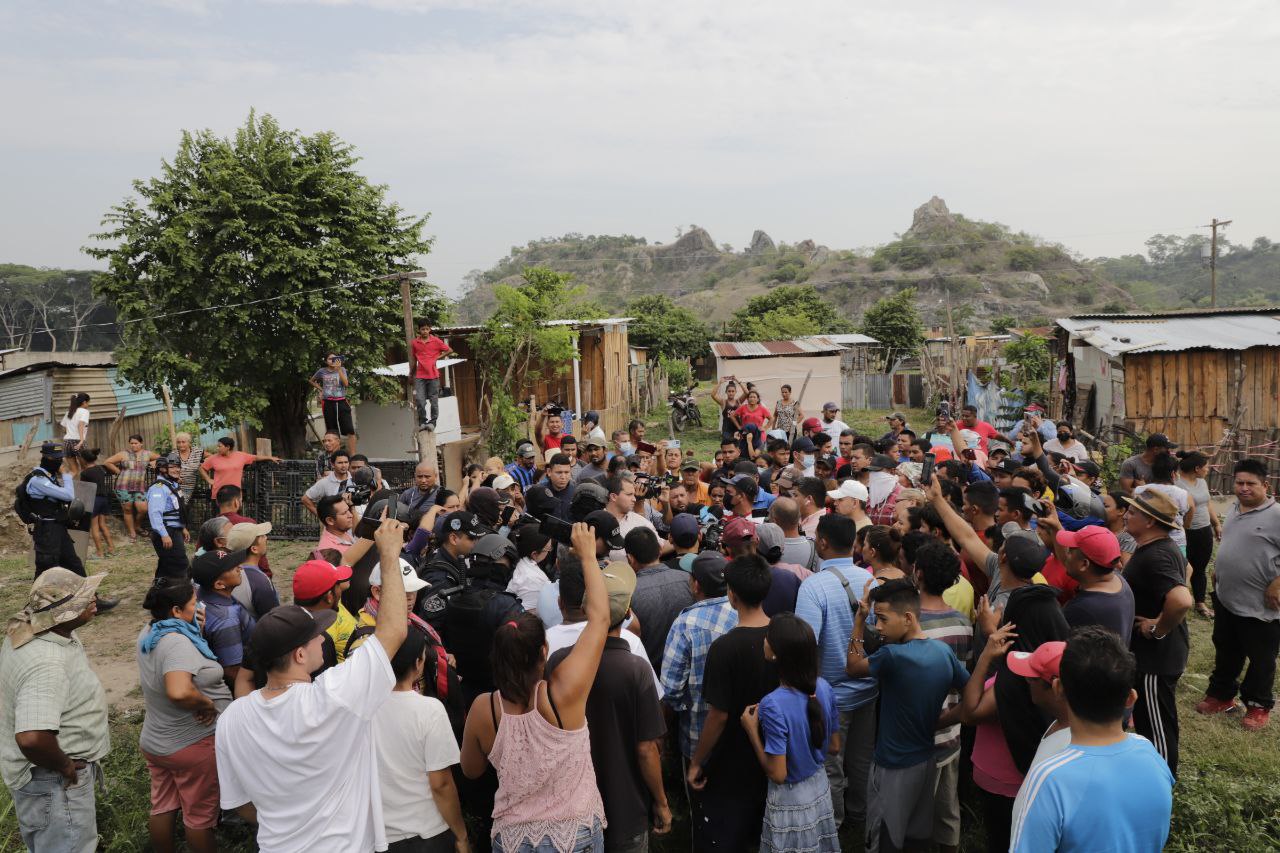 Pobladores de la comunidad El Rodeo en San Pedro Sula, intentan mediar con una jueza ejecutora para no ser desalojados. Foto CC/Amílcar Izaguirre